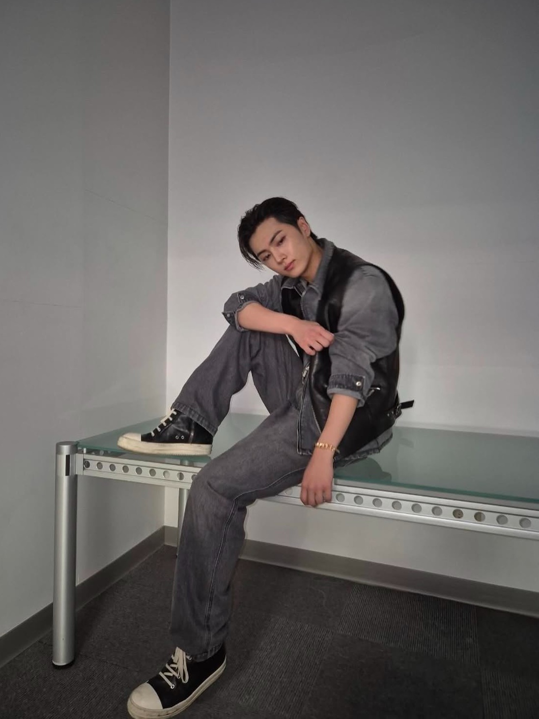 Prada Denim Shirt Gray, Prada Denim Pants Gray 착용 스타일 - 1