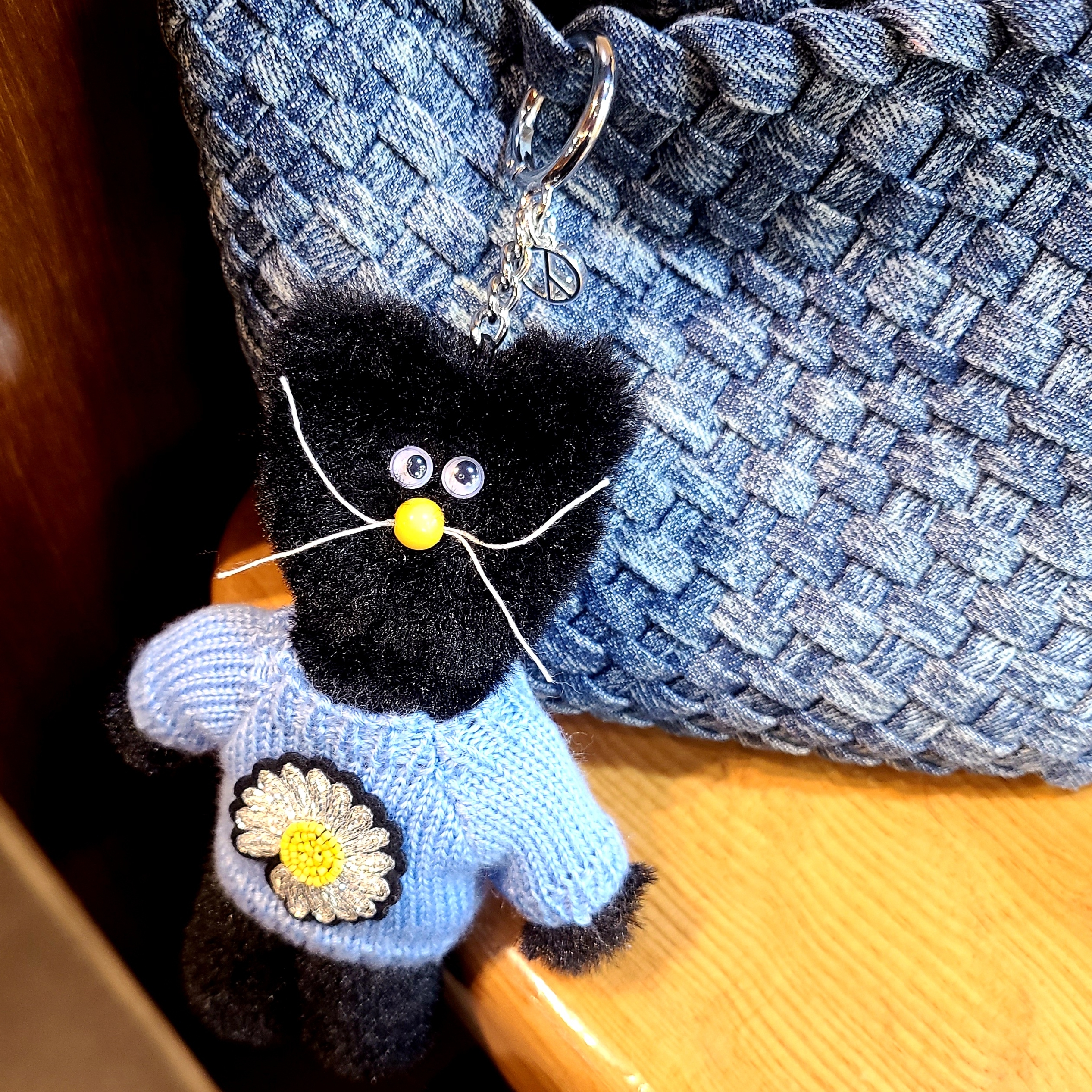 Monamhee x Peaceminusone Daihee Plush Keyring 착용 스타일 - 3