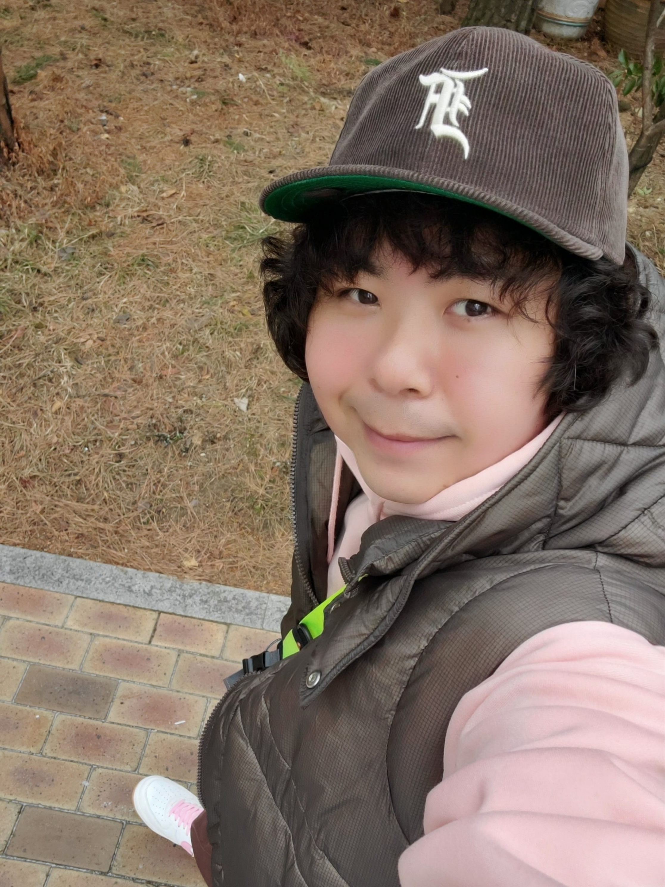 Essentials x New Era Corduroy 59FIFTY Fitted Cap Walnut, Nike Air Force 1 Low Retro Color of the Month White Pink 착용 스타일 - 2