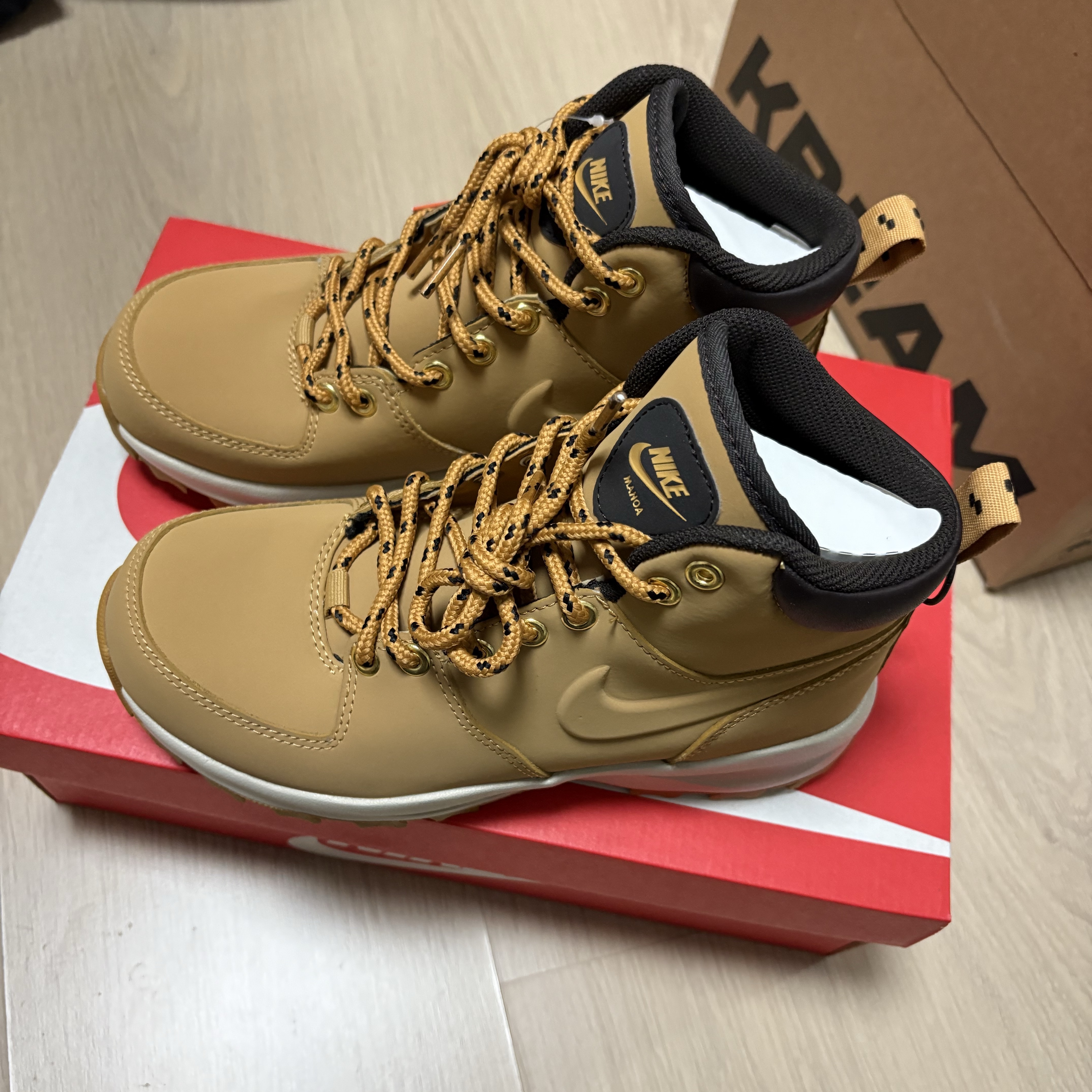 Nike Manoa Leather Haystack 착용 스타일