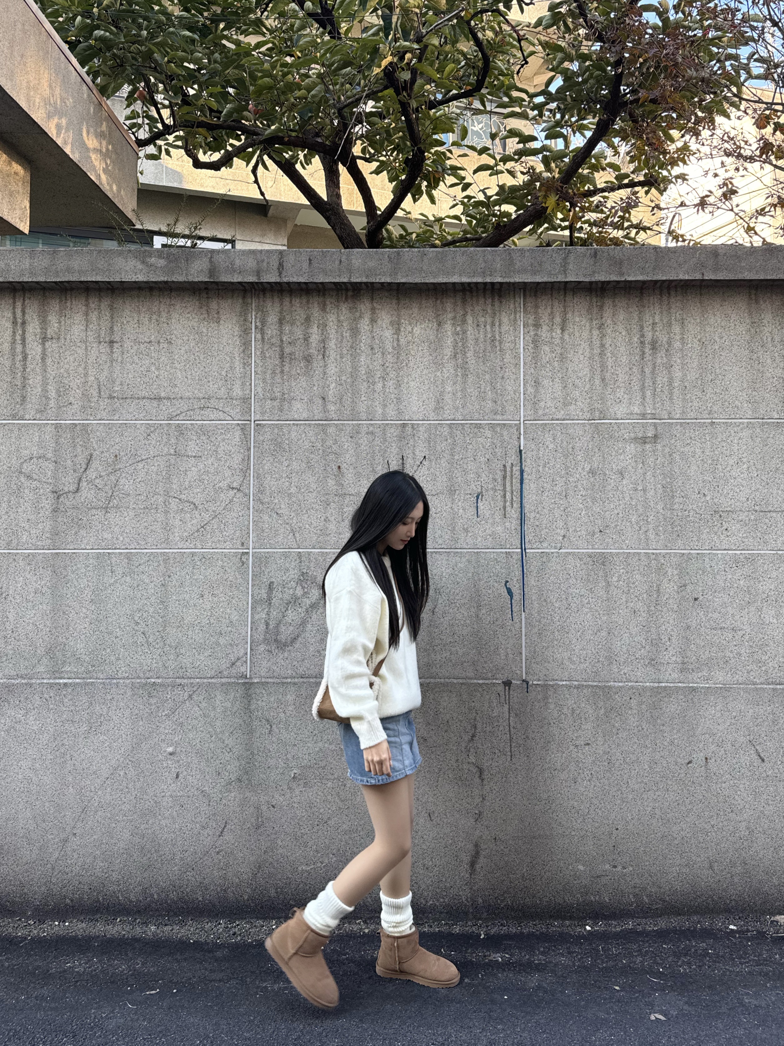 Telfar x UGG Small Shopping Bag Chestnut, (W) UGG Classic Mini II Boots Chestnut 착용 스타일 - 2