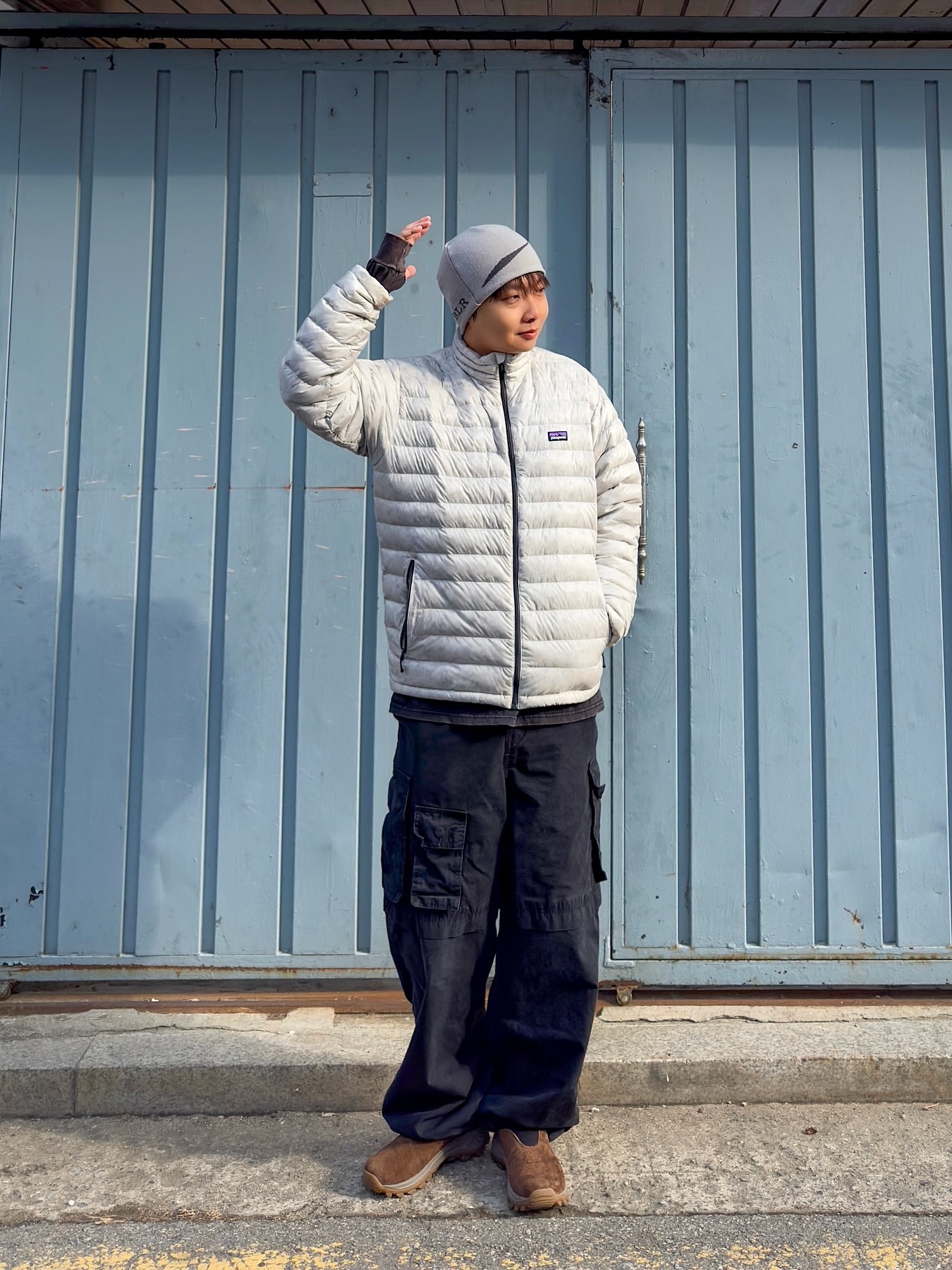 BLR Curved Logo Beanie Grey 착용 스타일