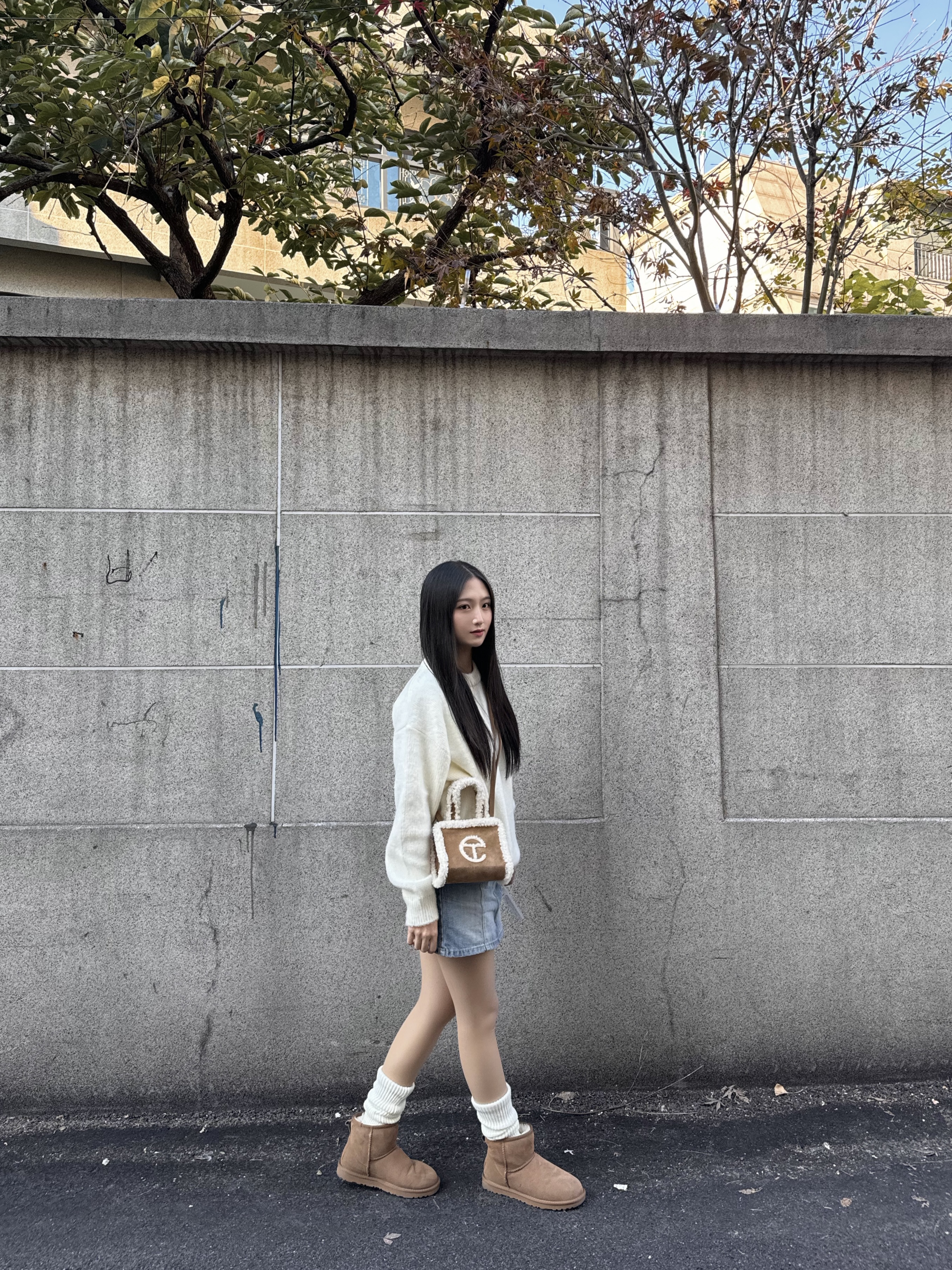 Telfar x UGG Small Shopping Bag Chestnut, (W) UGG Classic Mini II Boots Chestnut 착용 스타일 - 3