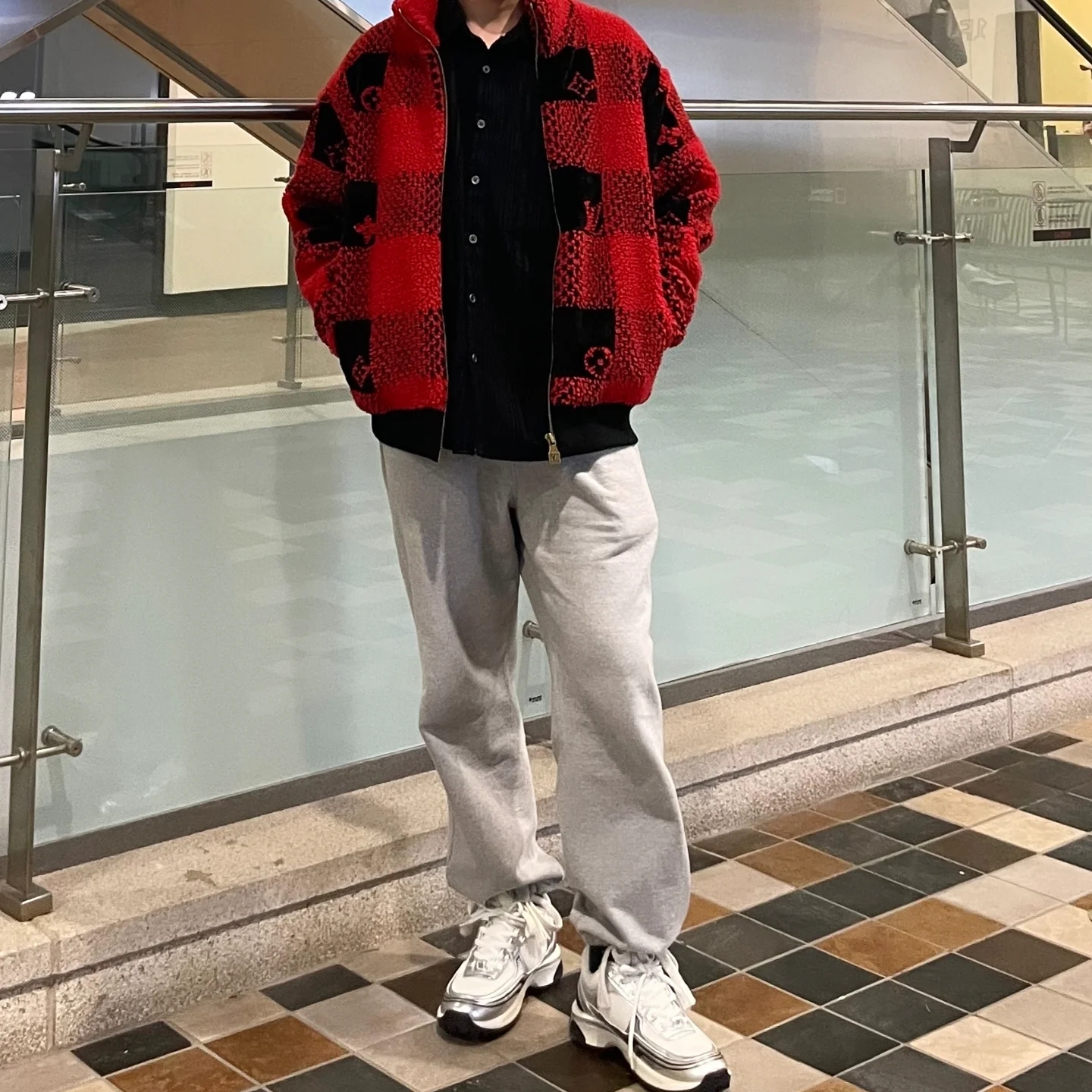 Louis Vuitton Damier Fleece Blouson Red Plaid, (W) Chanel Sneakers Fabric Laminated & White Silver 착용 스타일 - 2