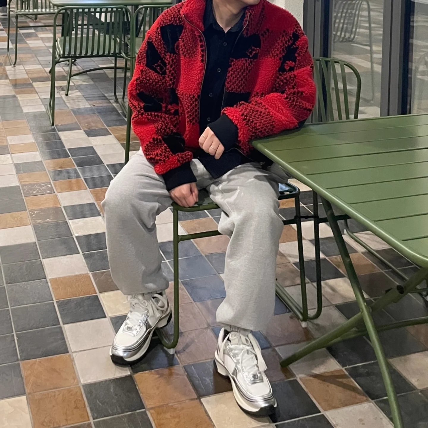 Louis Vuitton Damier Fleece Blouson Red Plaid, (W) Chanel Sneakers Fabric Laminated & White Silver 착용 스타일 - 1