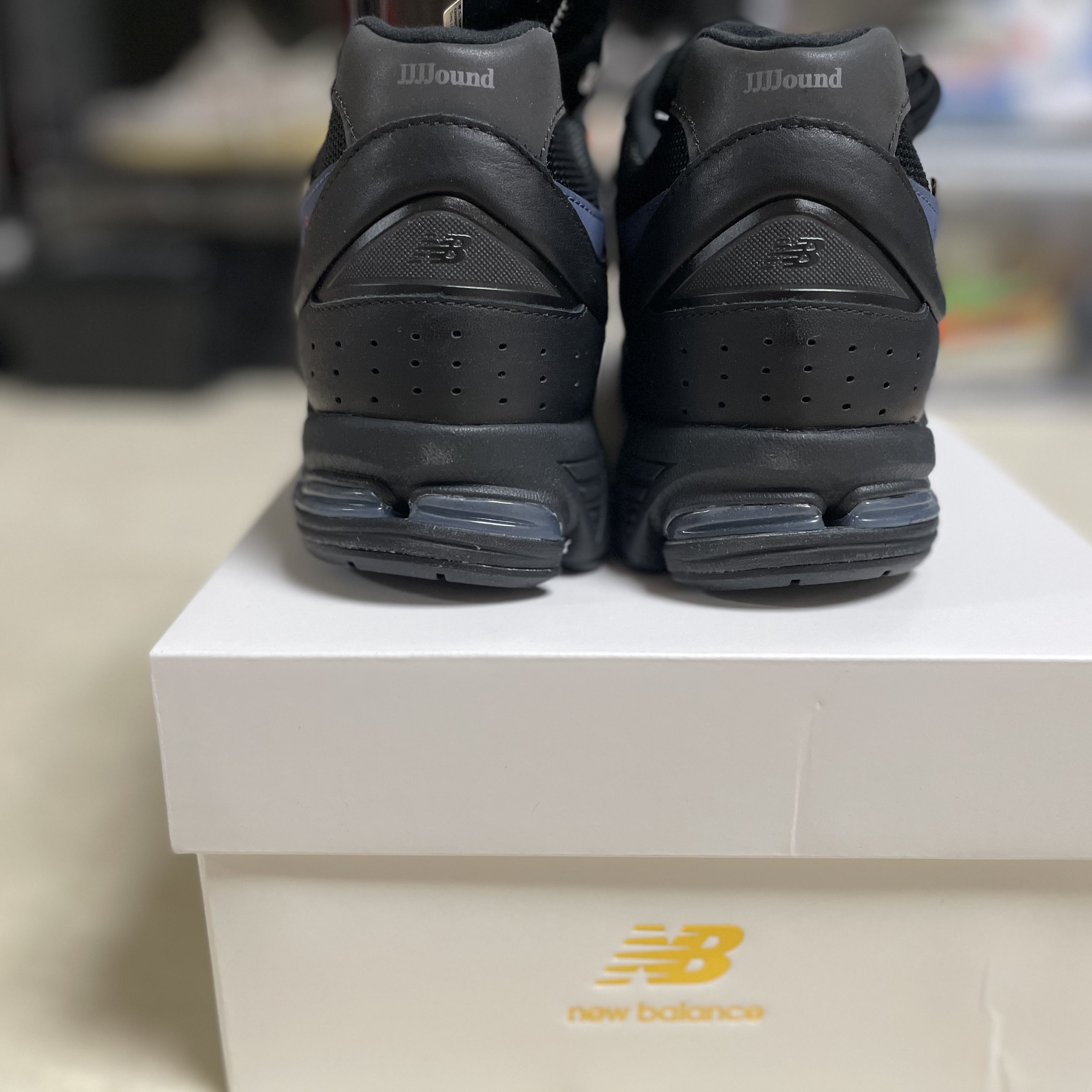 New Balance x JJJJound 2002R Leather Gore-Tex Black Storm 착용 스타일 - 3