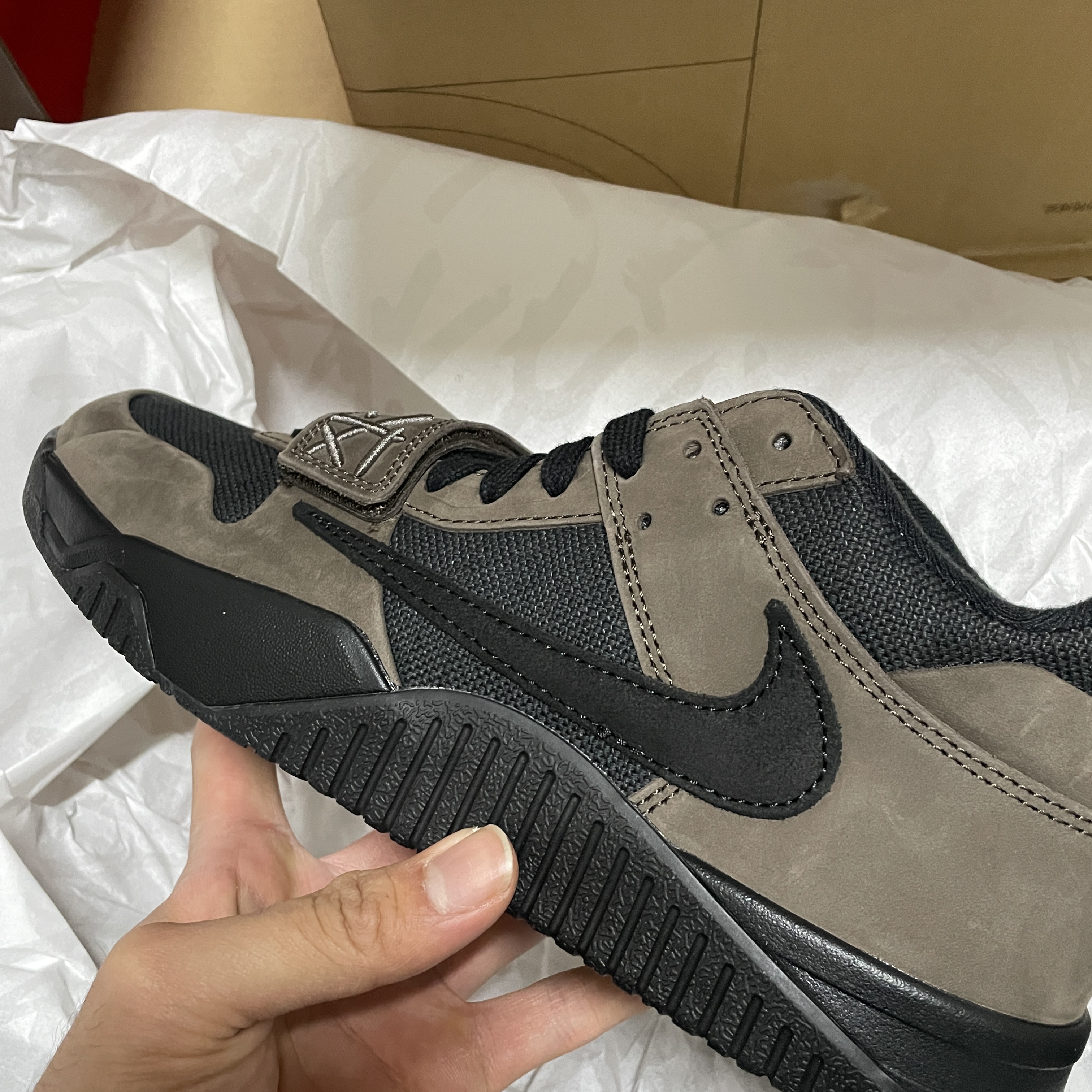 Jordan x Travis Scott Jumpman Jack TR Black and Dark Mocha 착용 스타일 - 1