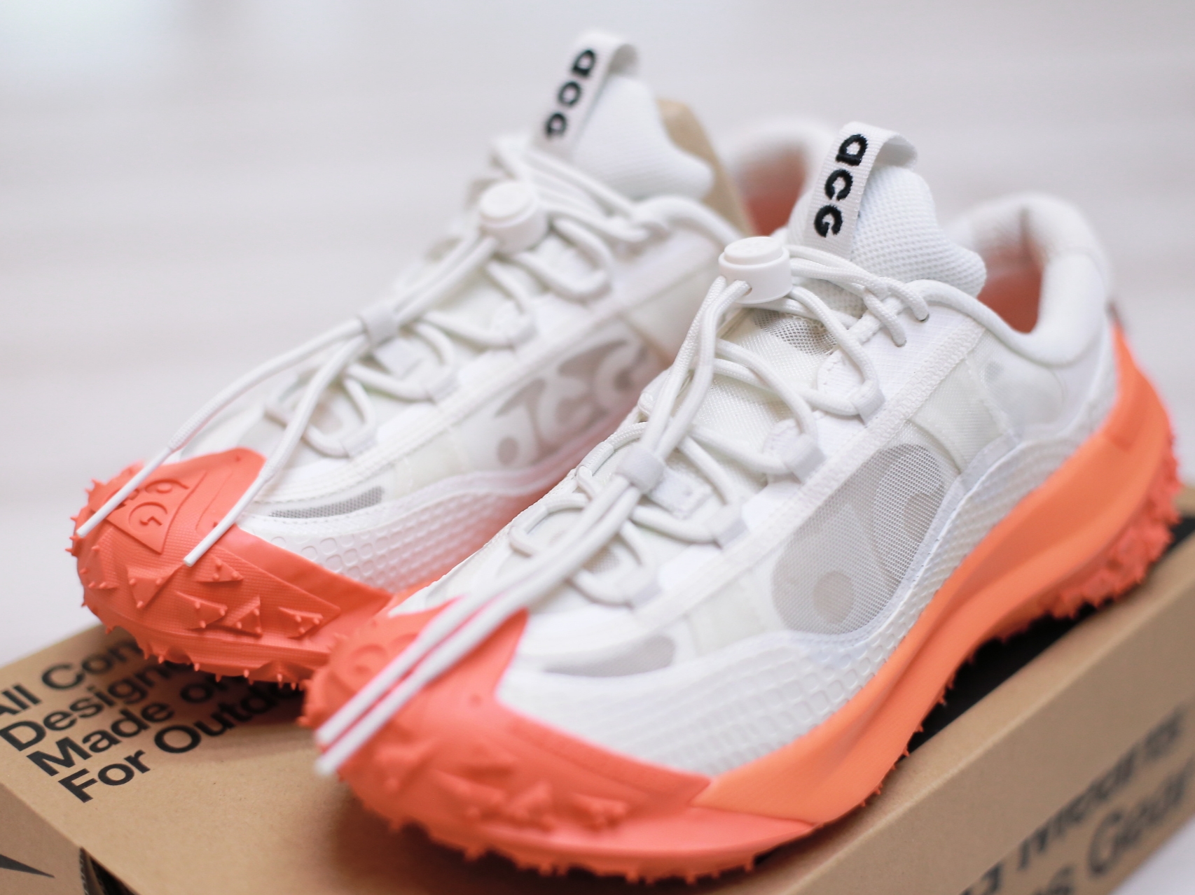 Nike ACG Mountain Fly 2 Low Summit White Safety Orange 착용 스타일 - 2
