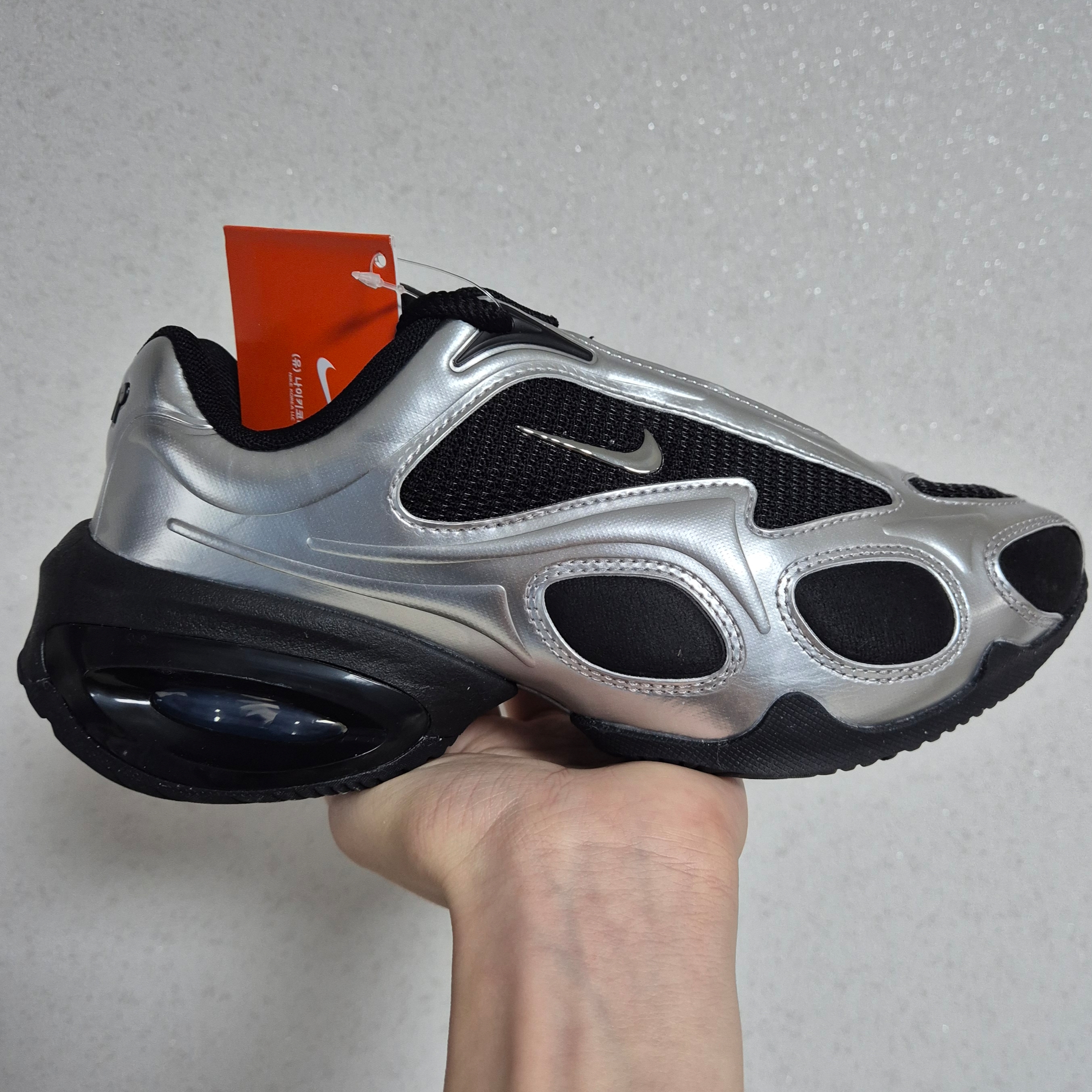 (W) Nike Air Max Muse Black and Metallic Silver 착용 스타일