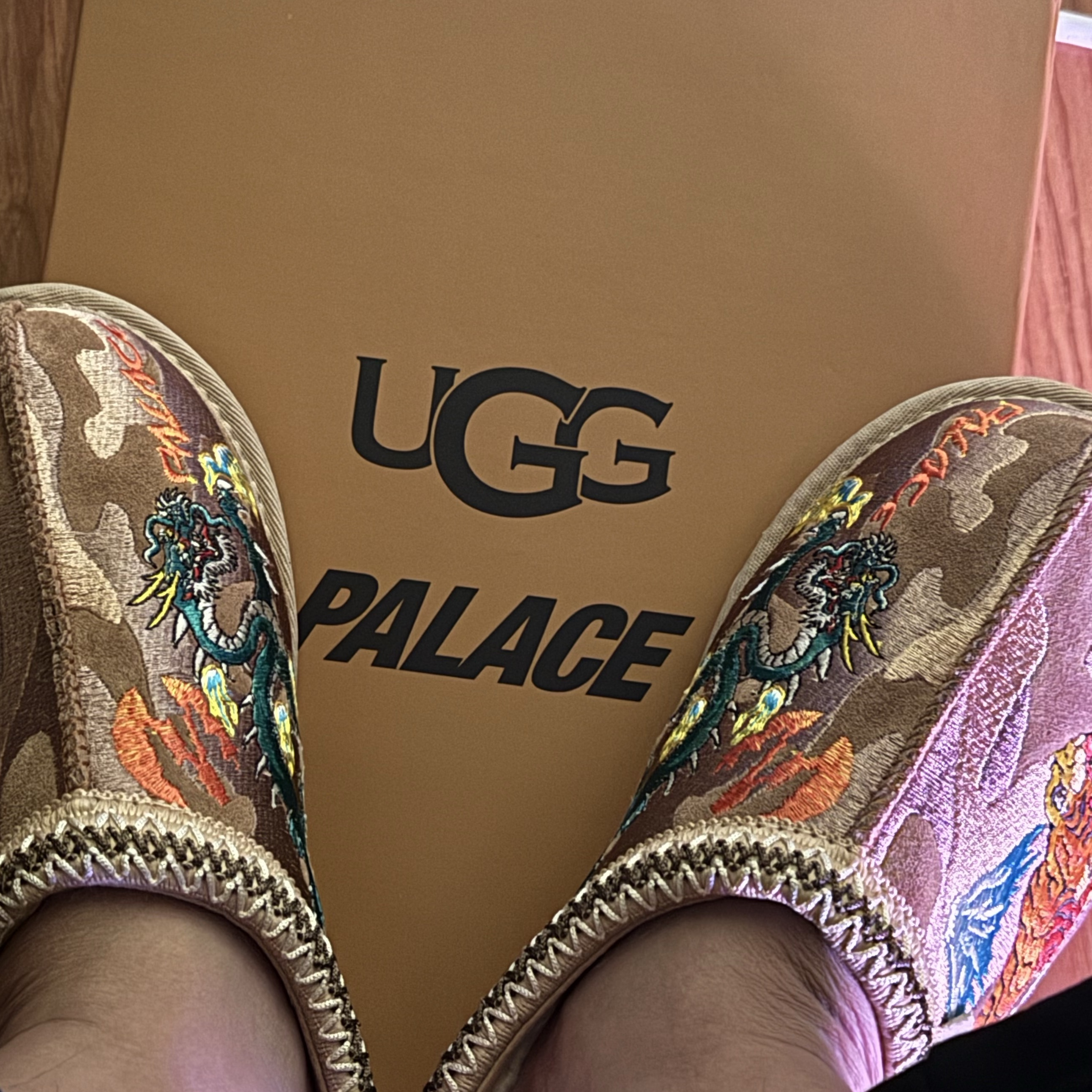 UGG x Palace Tasman Slipper Chestnut Camo 착용 스타일
