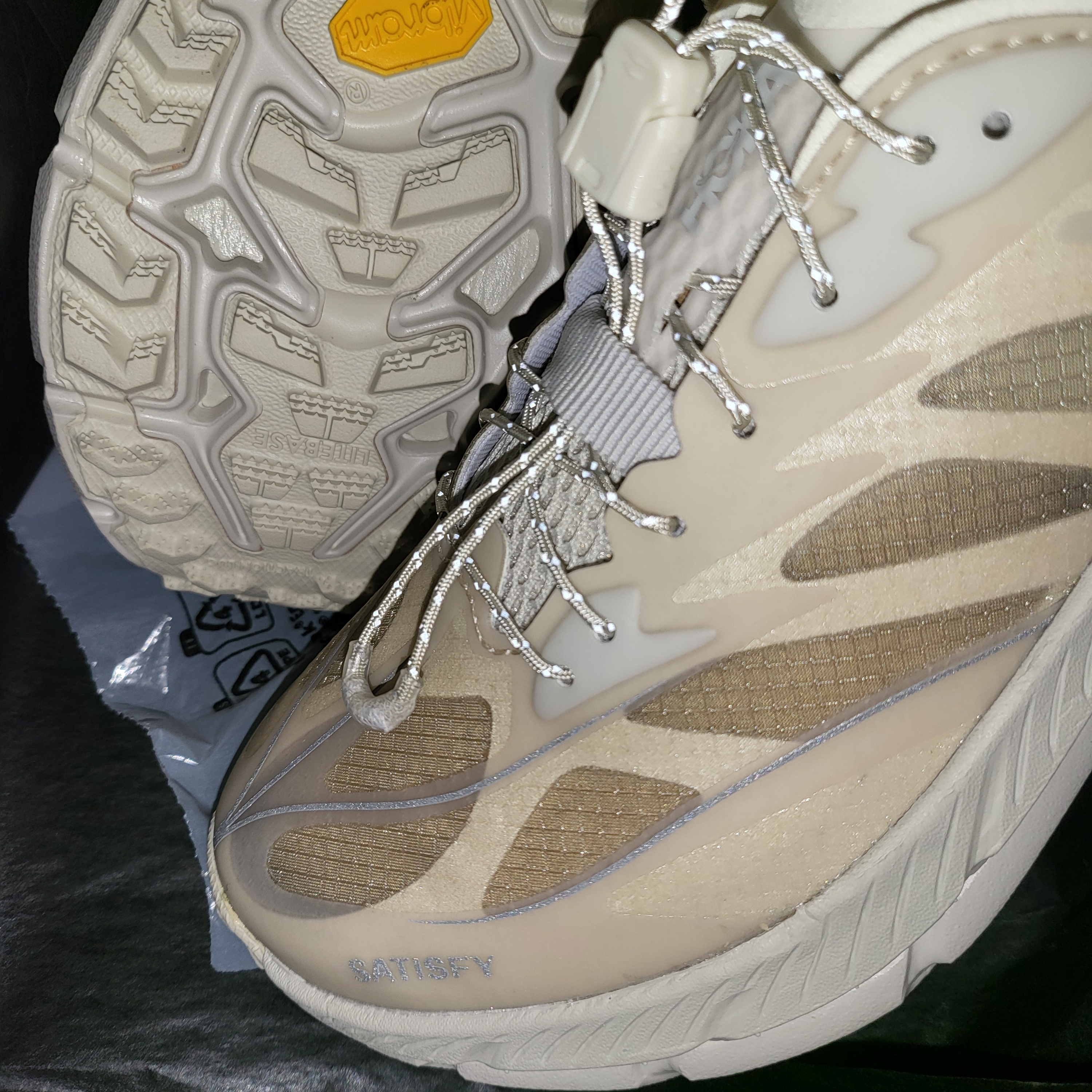 Hoka x Satisfy Mafate Speed 4 Lite Bone 착용 스타일