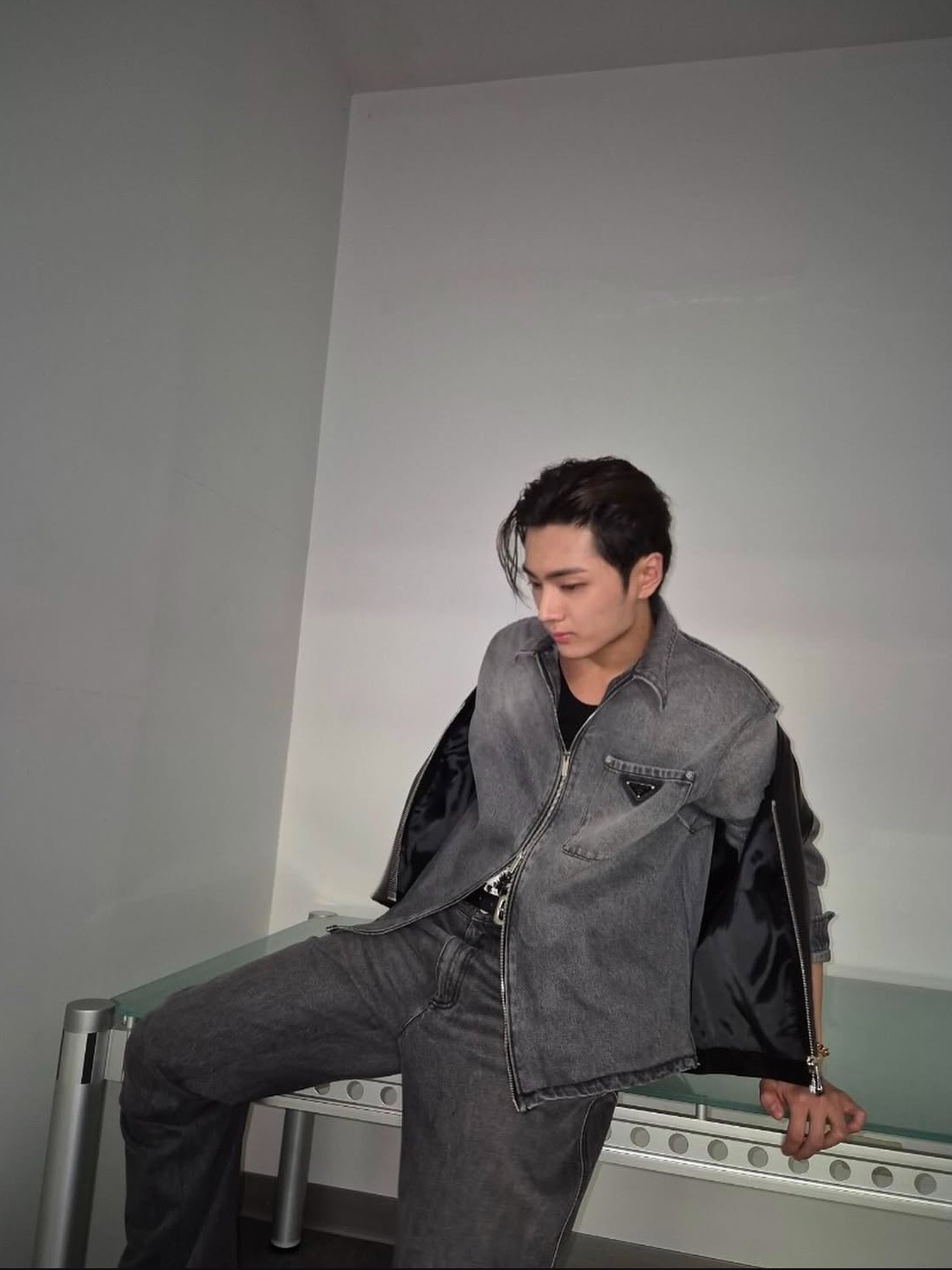 Prada Denim Shirt Gray, Prada Denim Pants Gray 착용 스타일 - 2