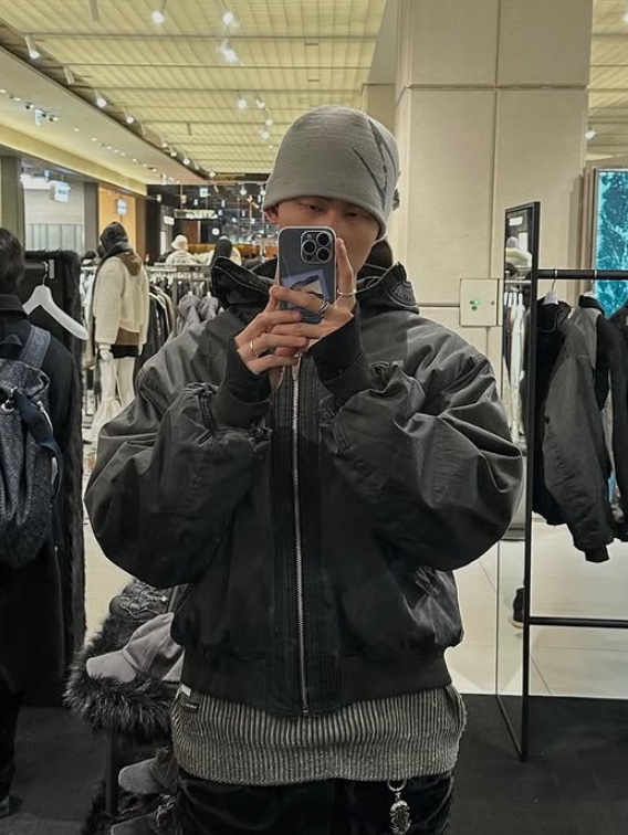 BLR Curved Logo Beanie Grey, BLR Dyed Snowflakes Logo Washing Puffer Jacket Grey 착용 스타일