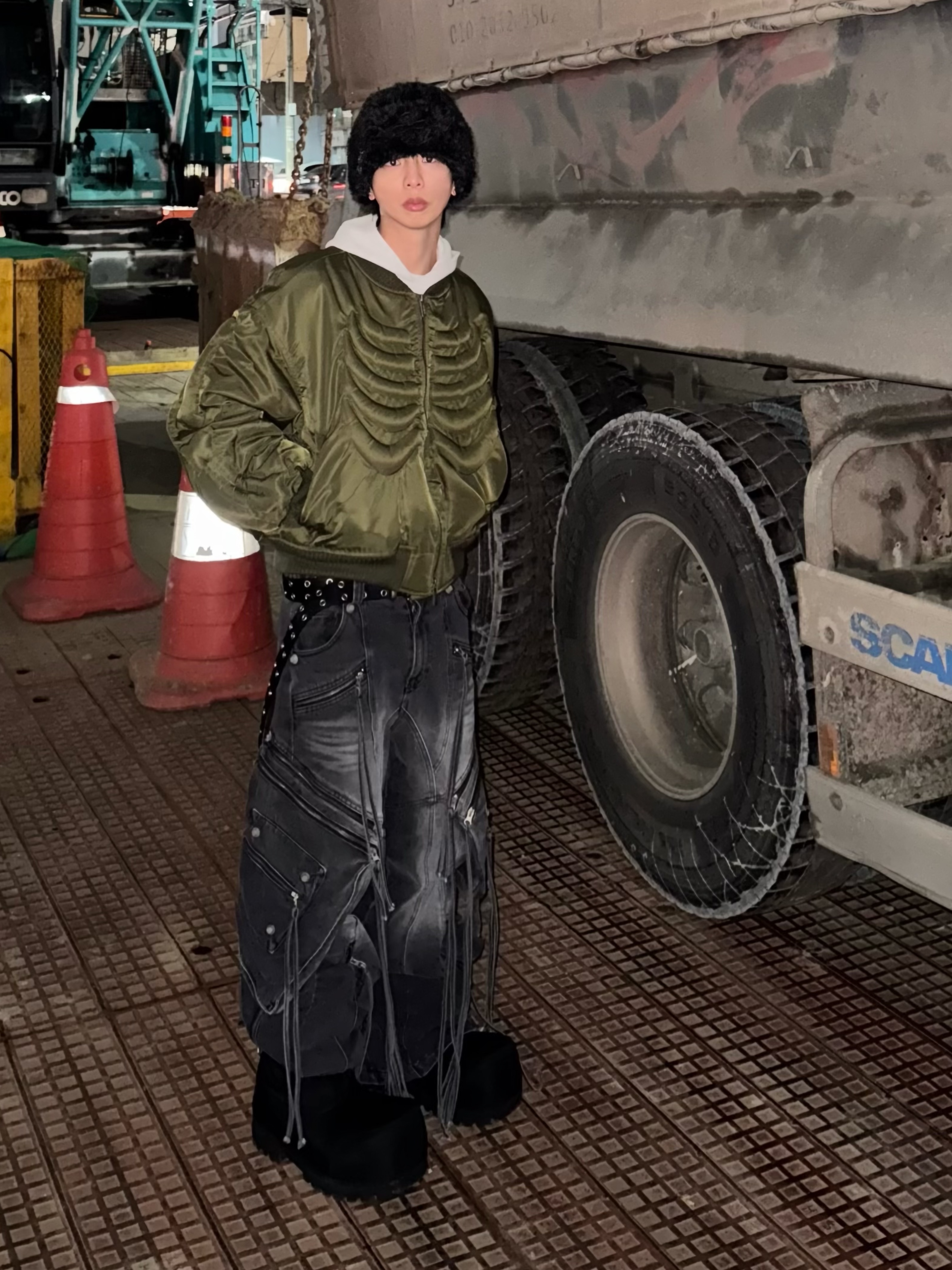 Surgery Bone Embossing Ma1 Khaki, Surgery Oblique Cargo Jeans Black Denim 착용 스타일 - 1