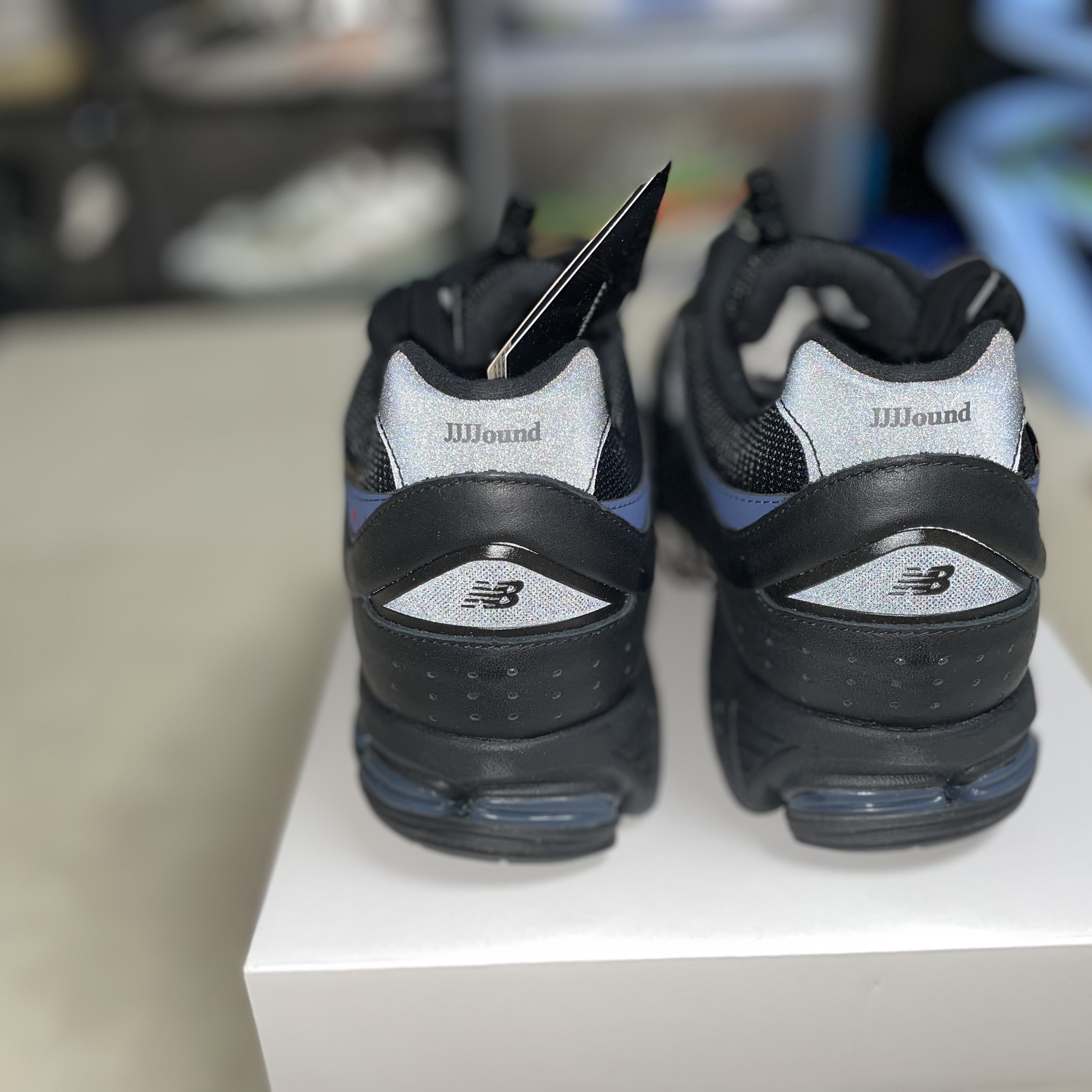 New Balance x JJJJound 2002R Leather Gore-Tex Black Storm 착용 스타일 - 7