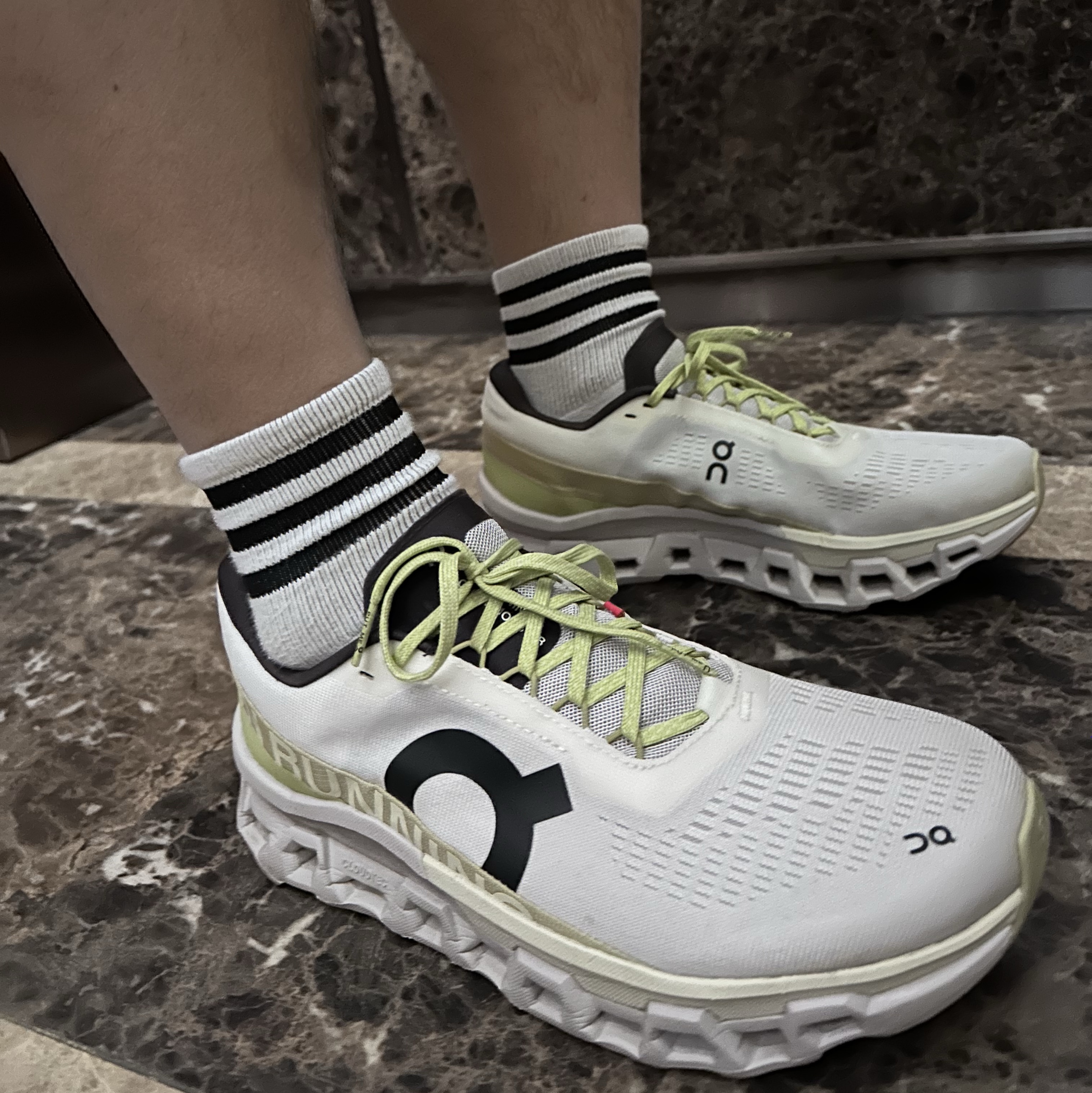 On Running Cloudmonster 2 Undyed Frost 착용 스타일 - 2
