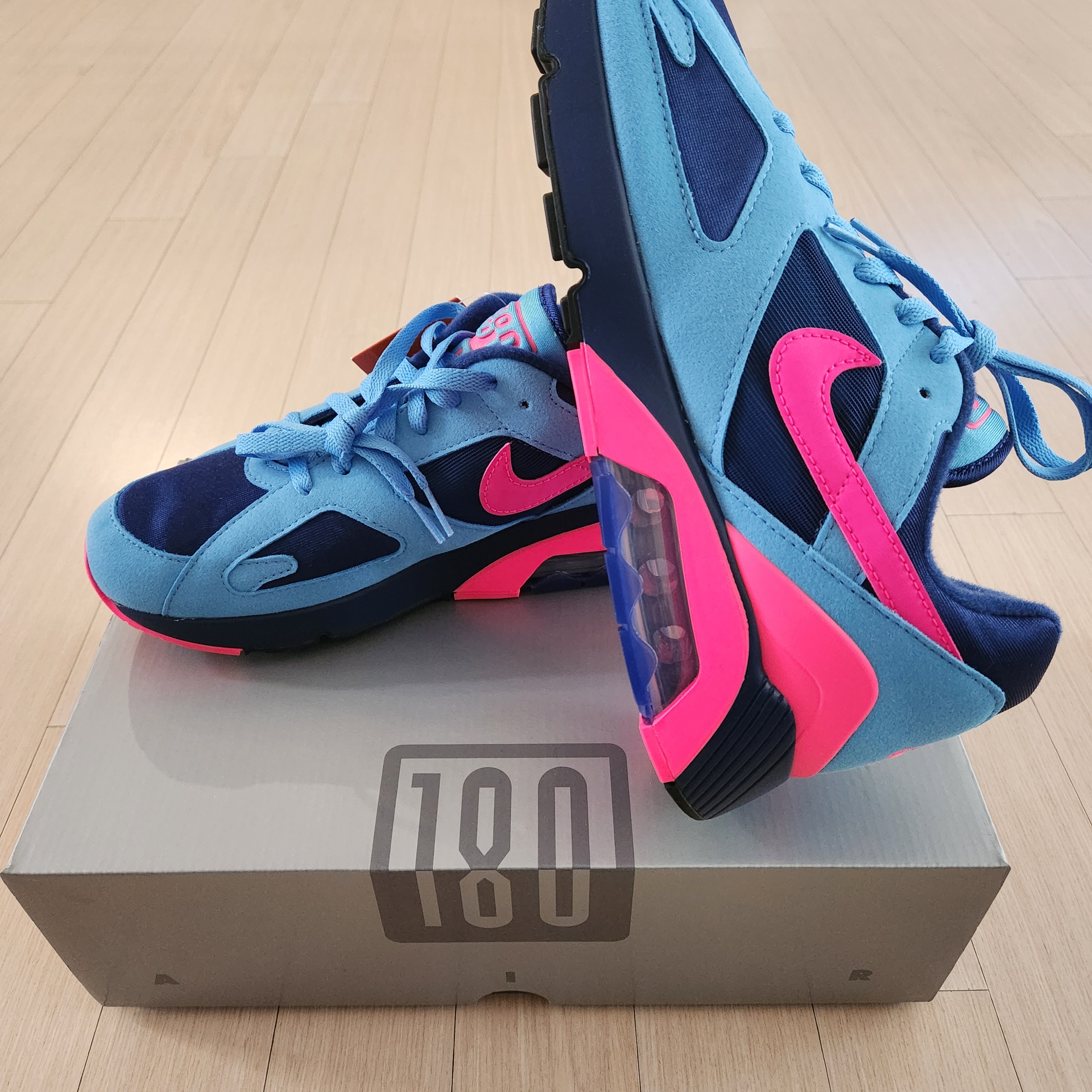 Nike Air 180 University Blue and Hyper Pink 착용 스타일 - 1