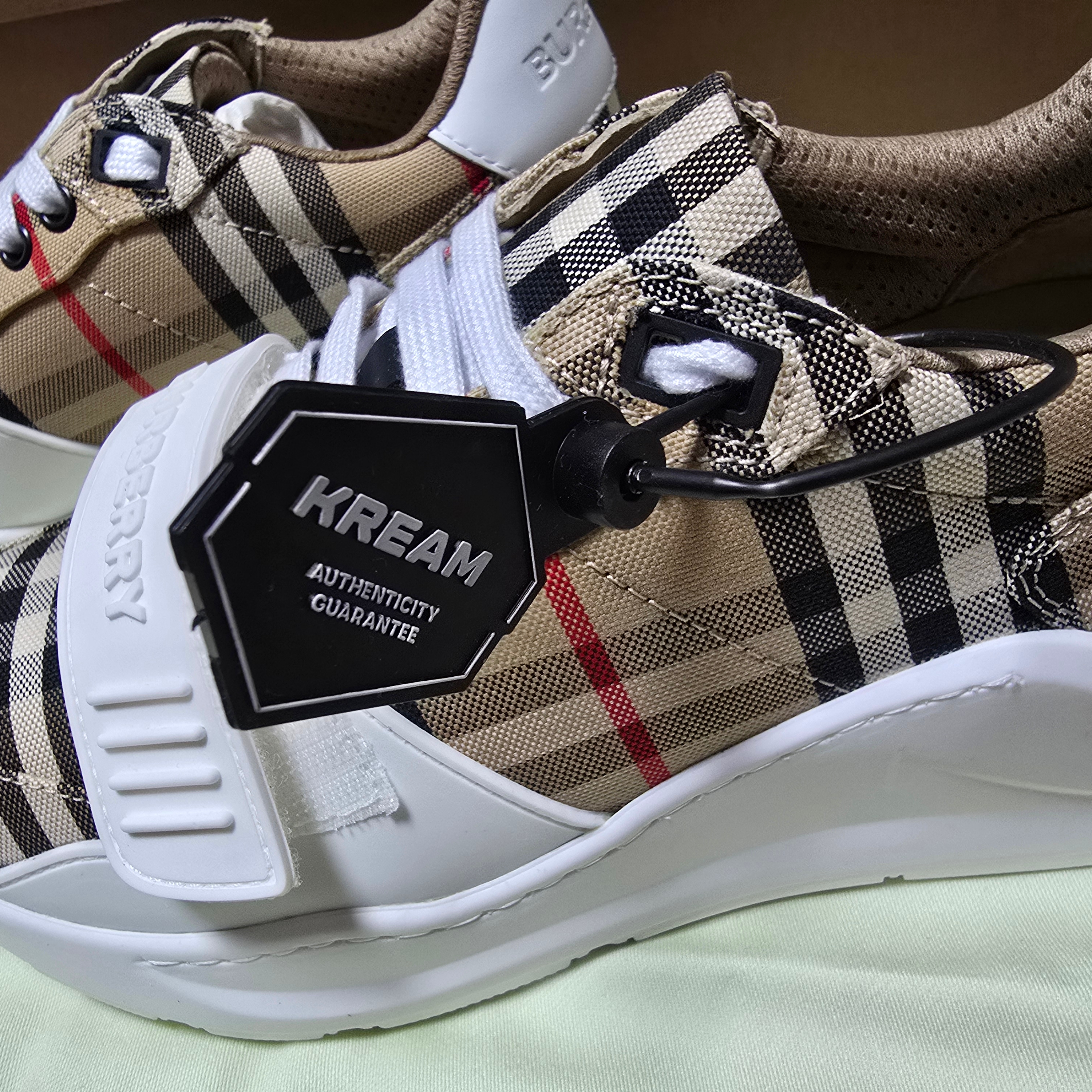 (W) Burberry Vintage Check Suede Leather Sneakers White Archive Beige 착용 스타일