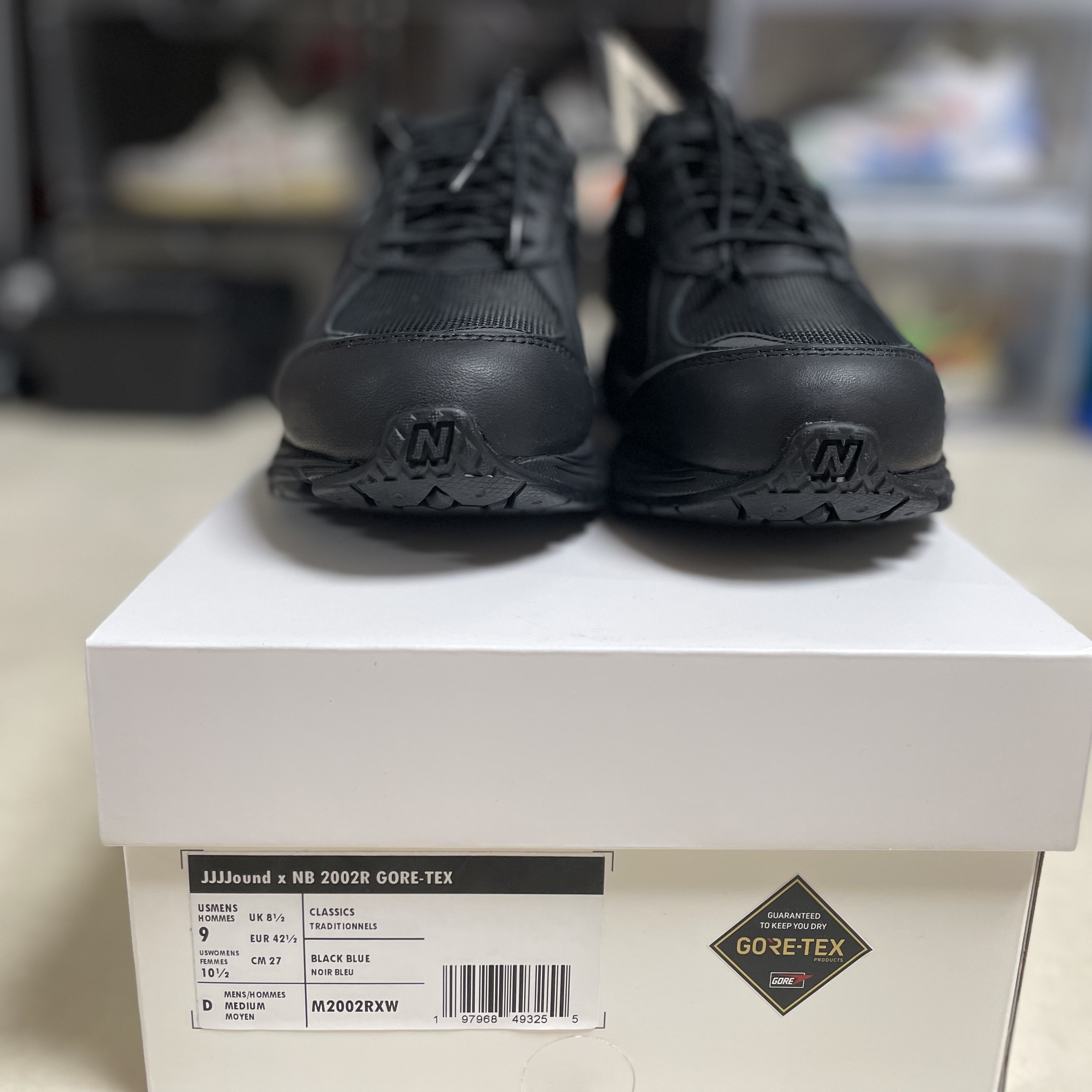 New Balance x JJJJound 2002R Leather Gore-Tex Black Storm 착용 스타일 - 4