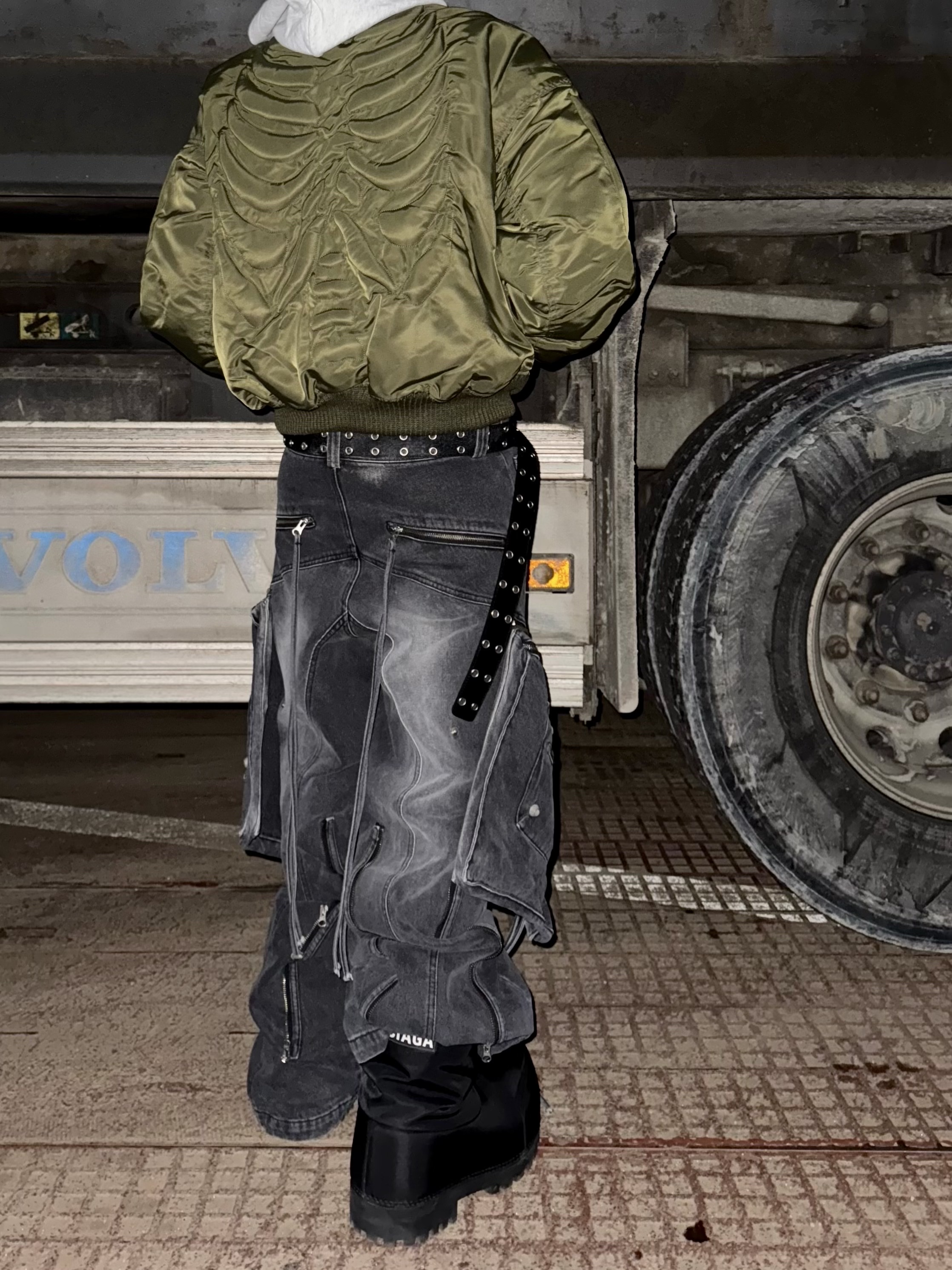 Surgery Bone Embossing Ma1 Khaki, Surgery Oblique Cargo Jeans Black Denim 착용 스타일 - 4