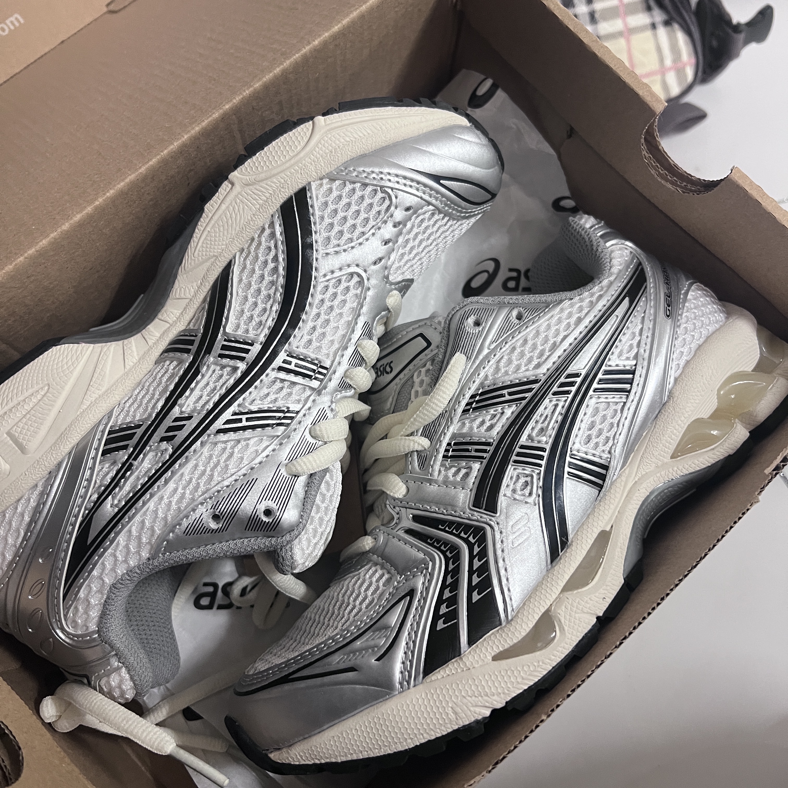Asics x JJJJound Gel-Kayano 14 Silver Black 착용 스타일