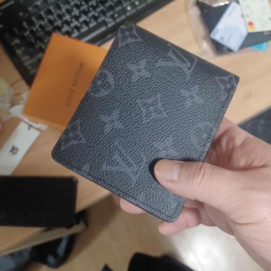 Louis Vuitton Multiple Wallet Monogram Eclipse 착용 스타일
