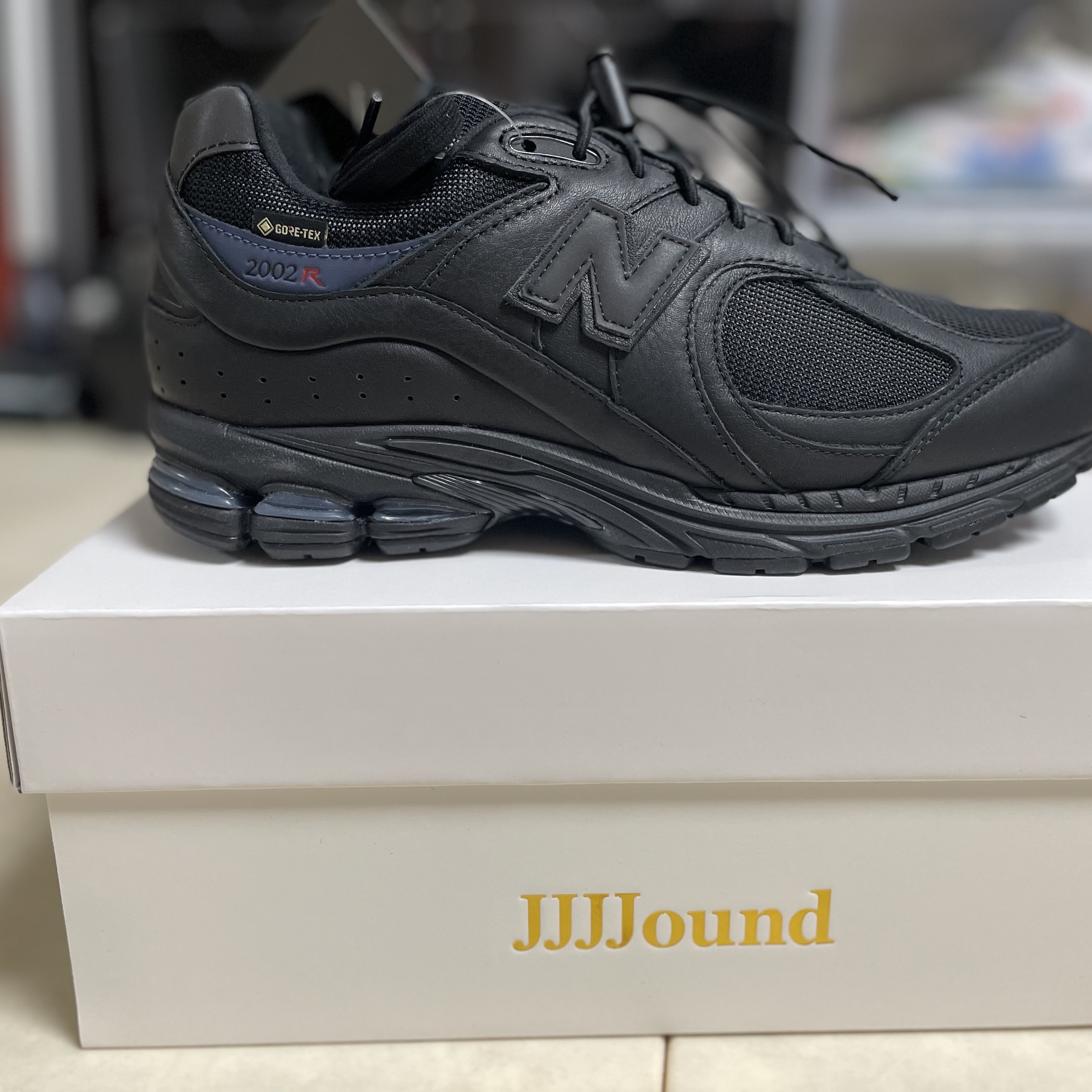 New Balance x JJJJound 2002R Leather Gore-Tex Black Storm 착용 스타일 - 2