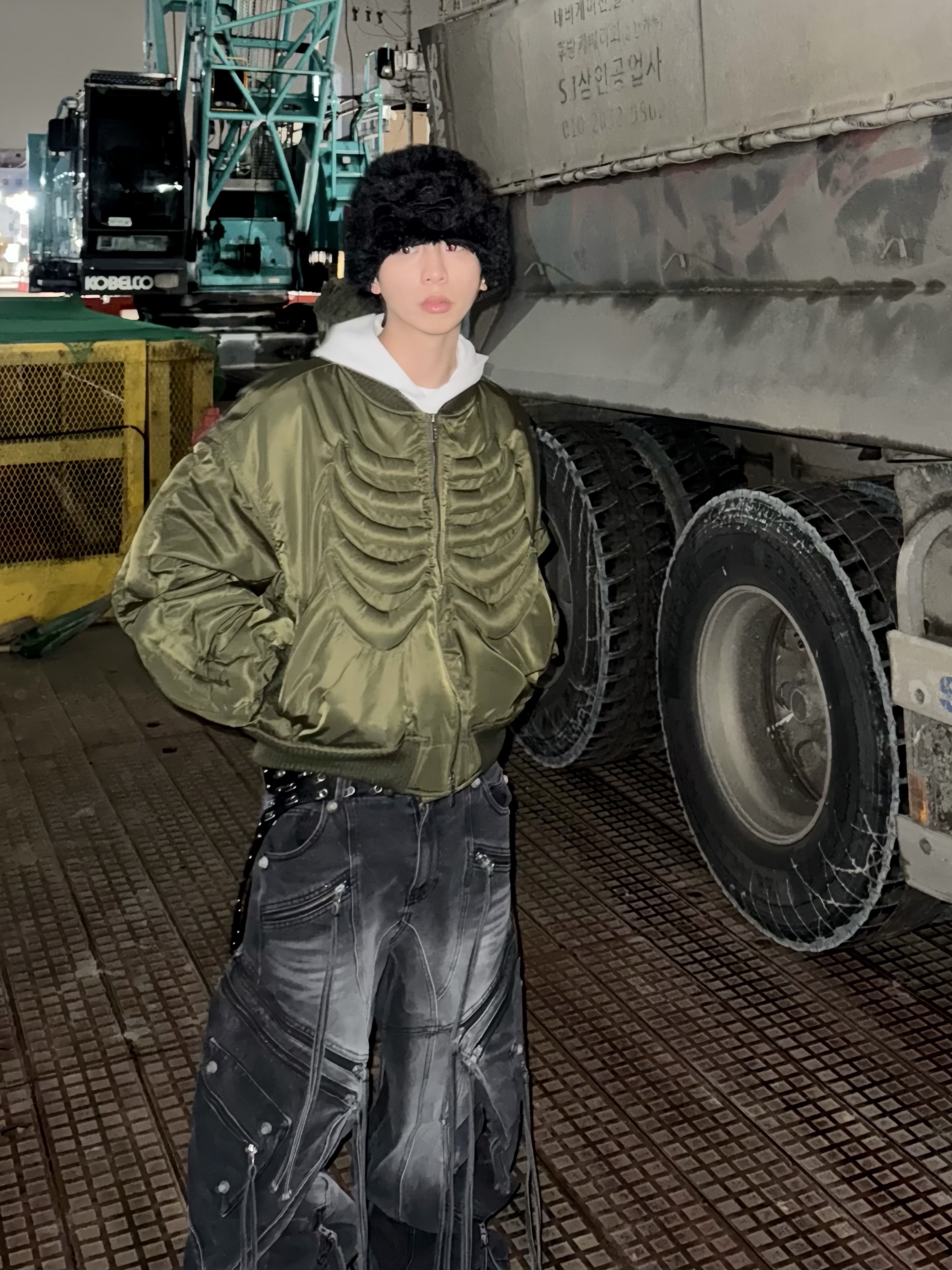 Surgery Bone Embossing Ma1 Khaki, Surgery Oblique Cargo Jeans Black Denim 착용 스타일 - 2