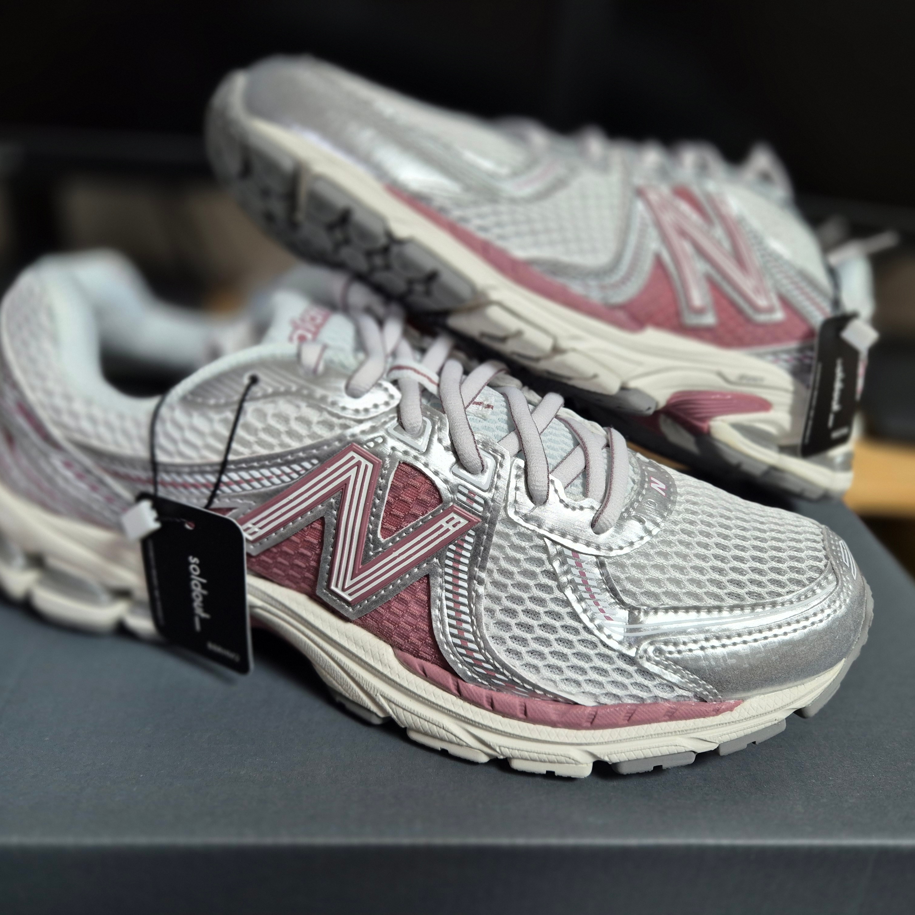 New Balance 860v2 Rosewood Metallic Silver 착용 스타일