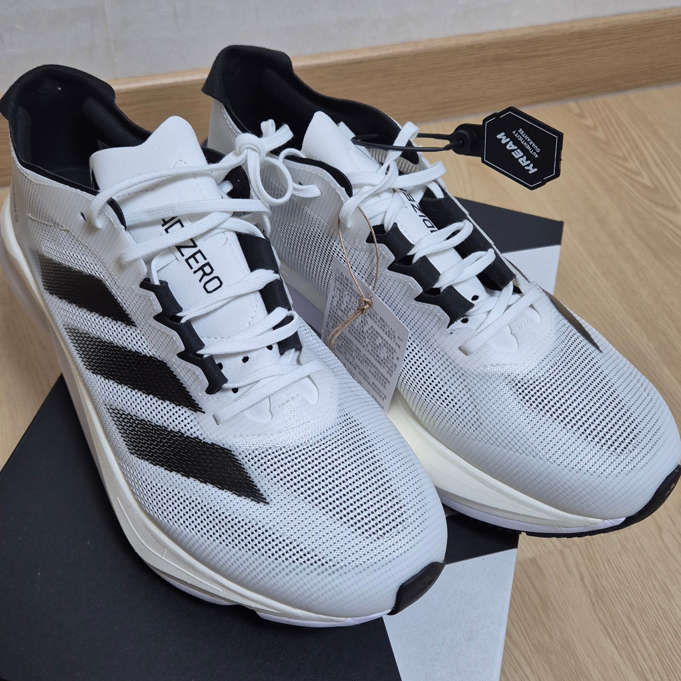 Adidas Adizero Boston 12 Cloud White Core Black Night Metallic 착용 스타일