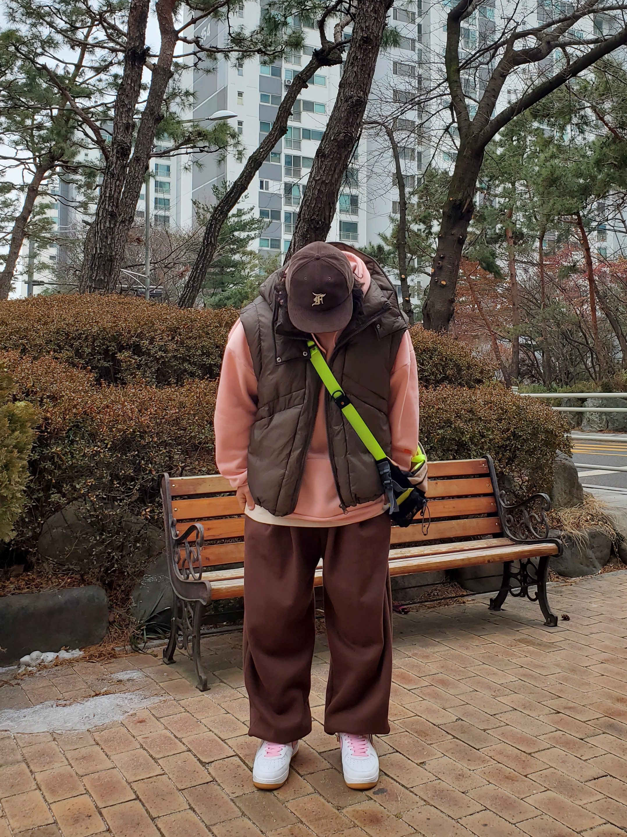Essentials x New Era Corduroy 59FIFTY Fitted Cap Walnut, Nike Air Force 1 Low Retro Color of the Month White Pink 착용 스타일 - 3