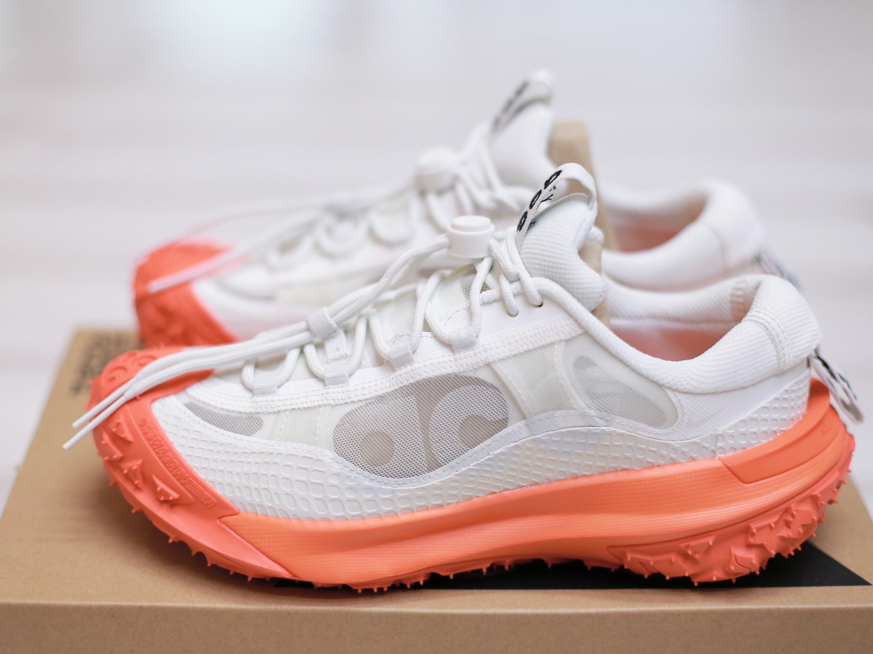 Nike ACG Mountain Fly 2 Low Summit White Safety Orange 착용 스타일 - 1