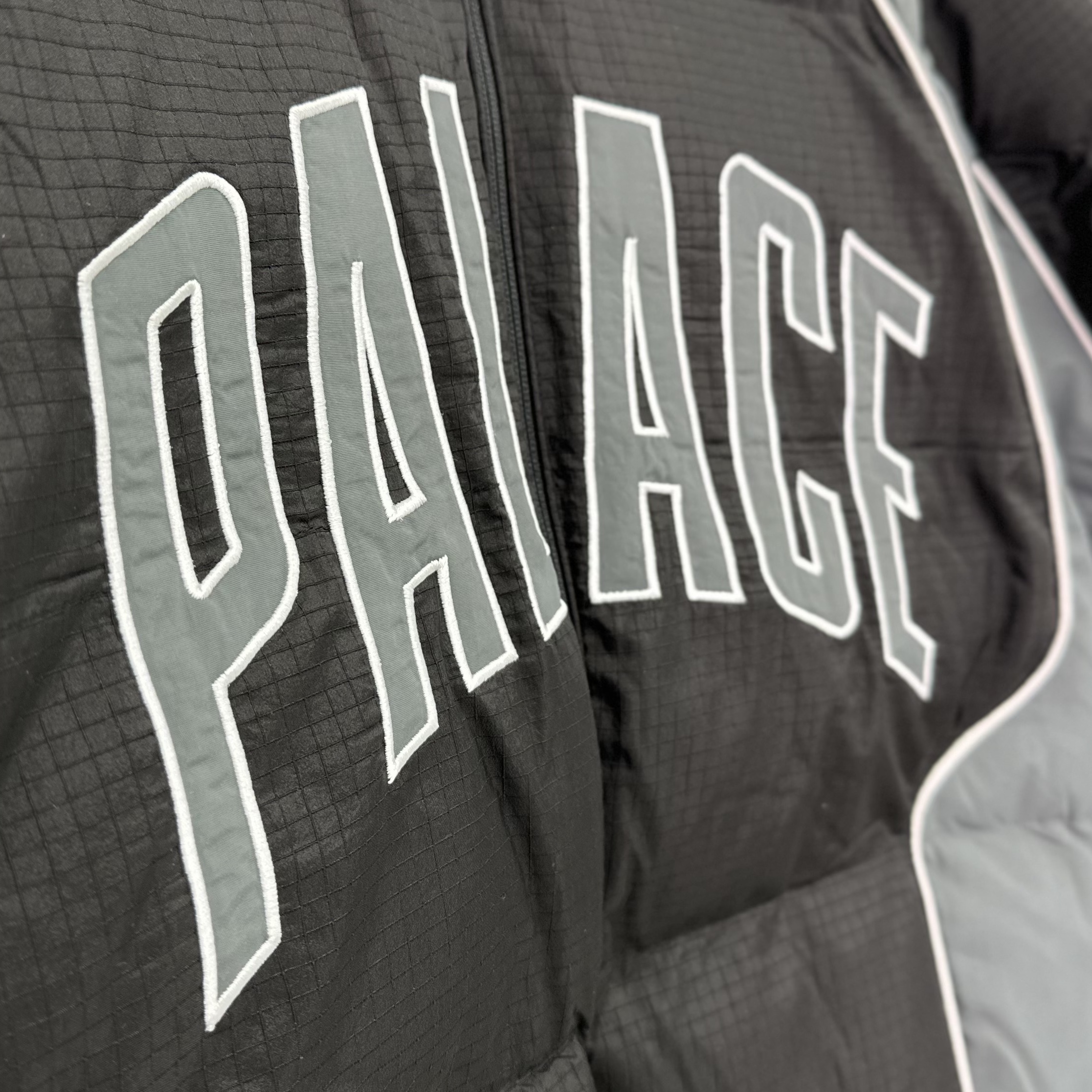 Palace Sport Mit Puffa Black Concrete Grey - 24FW 착용 스타일 - 3