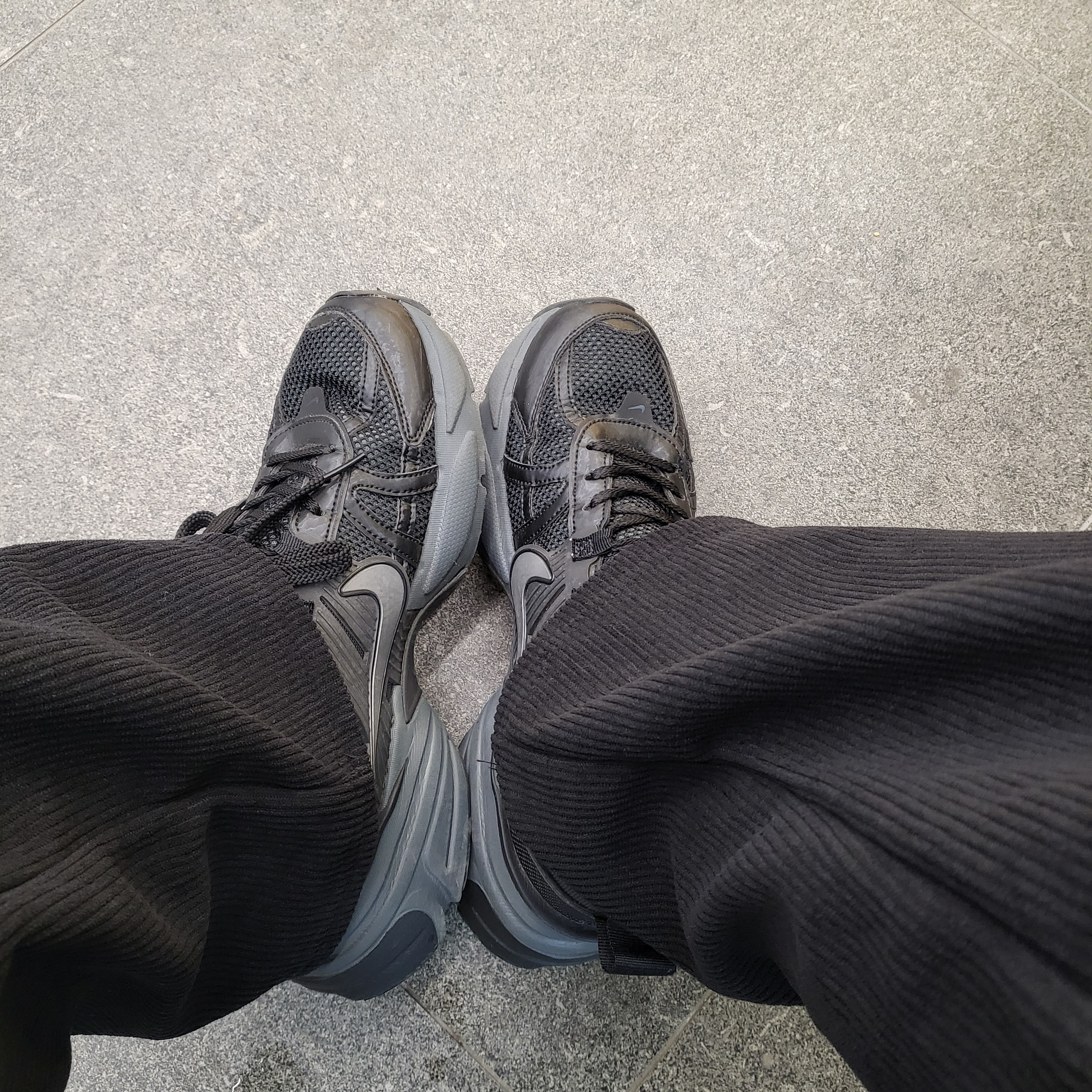 Nike V2K Run Black Anthracite 착용 스타일