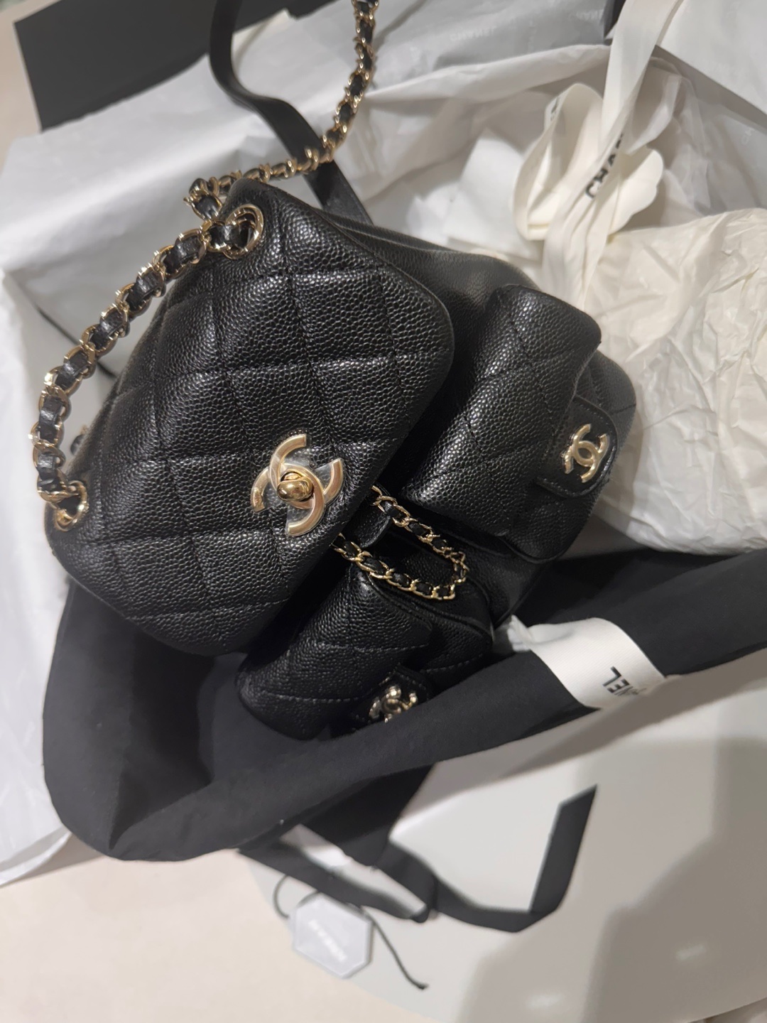 Chanel Small Backpack Grained Shiny Calfskin & Gold Black 착용 스타일