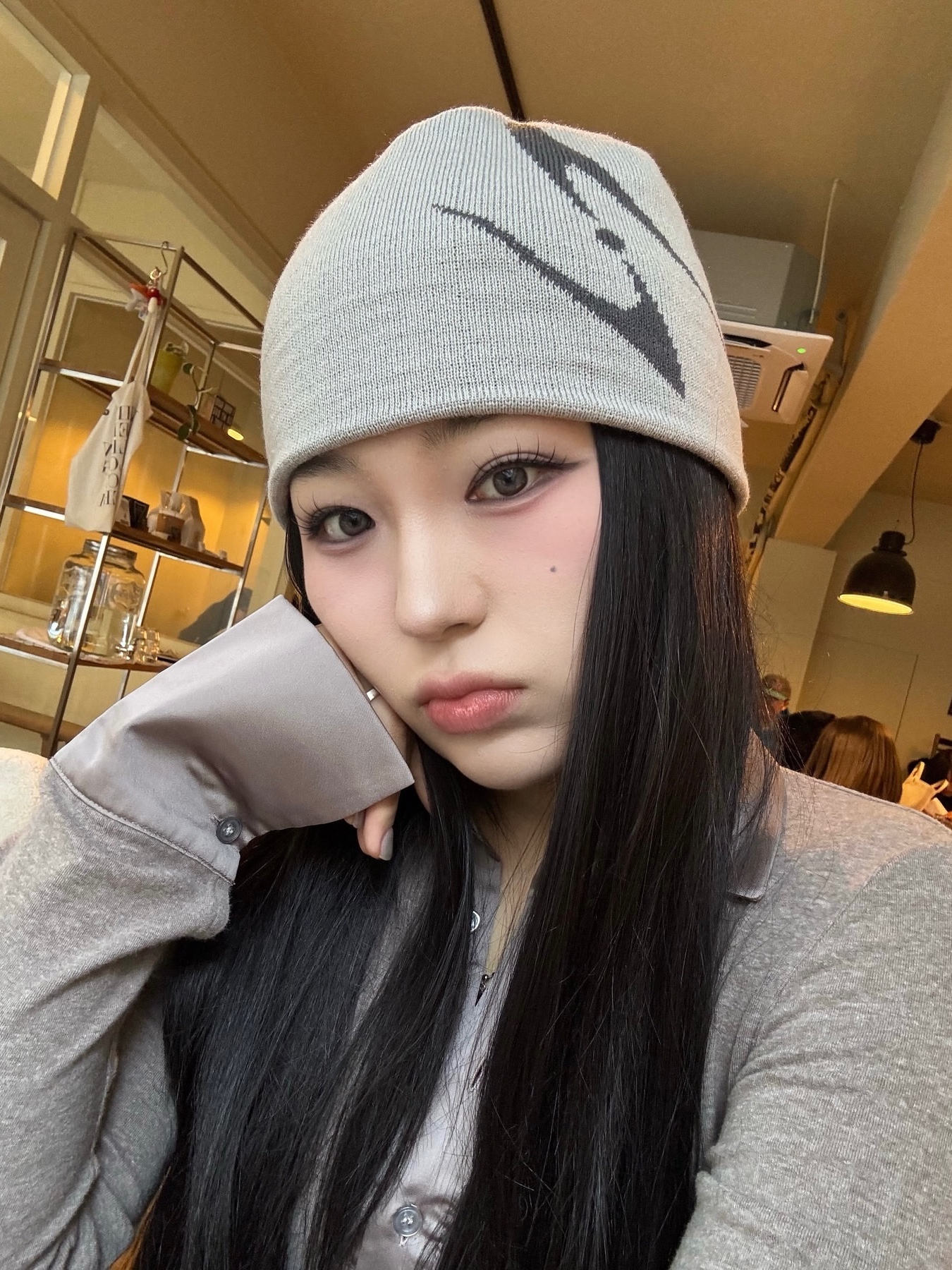 BLR Curved Logo Beanie Grey 착용 스타일