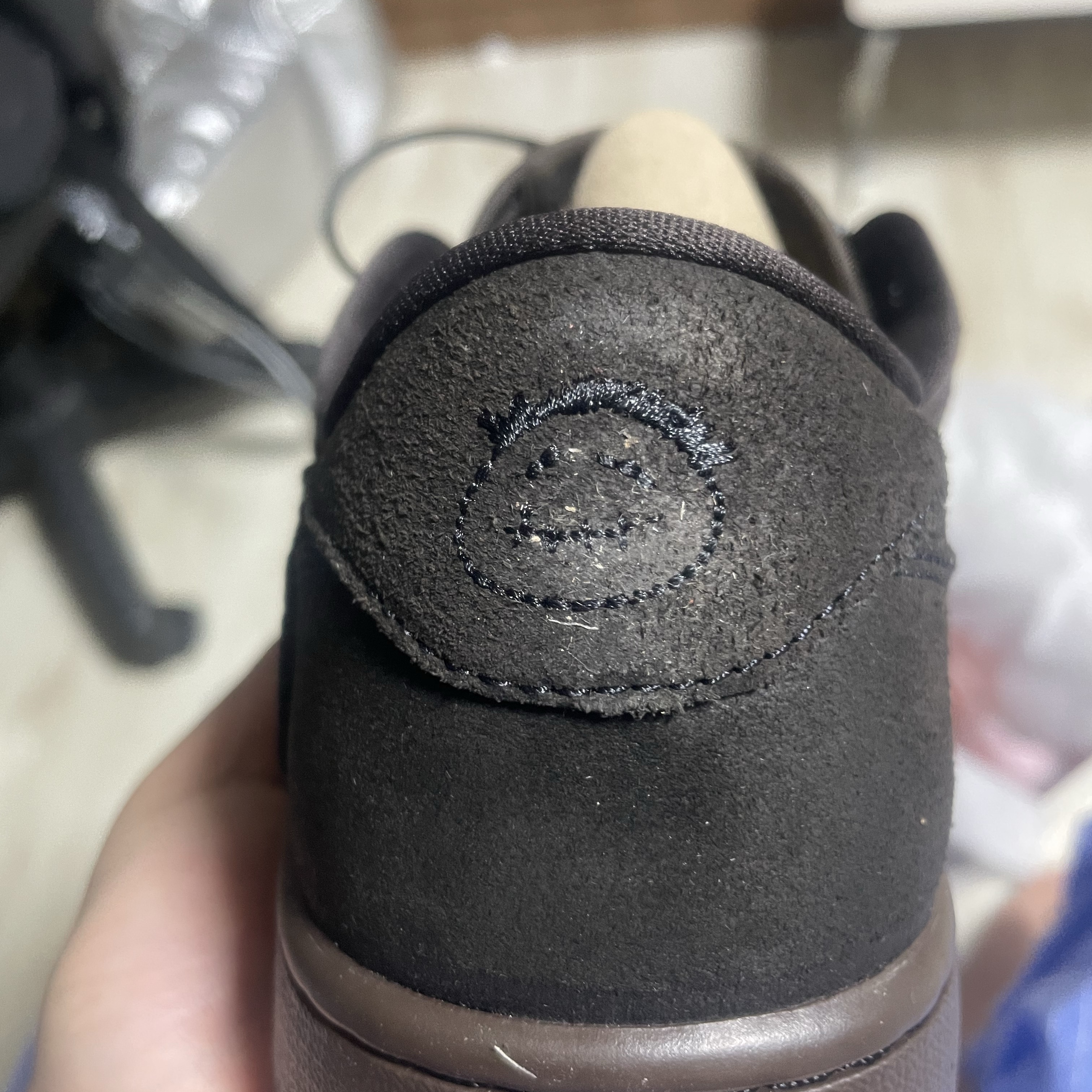 Jordan 1 x Travis Scott Retro Low OG SP Velvet Brown and Dark Mocha 착용 스타일 - 1
