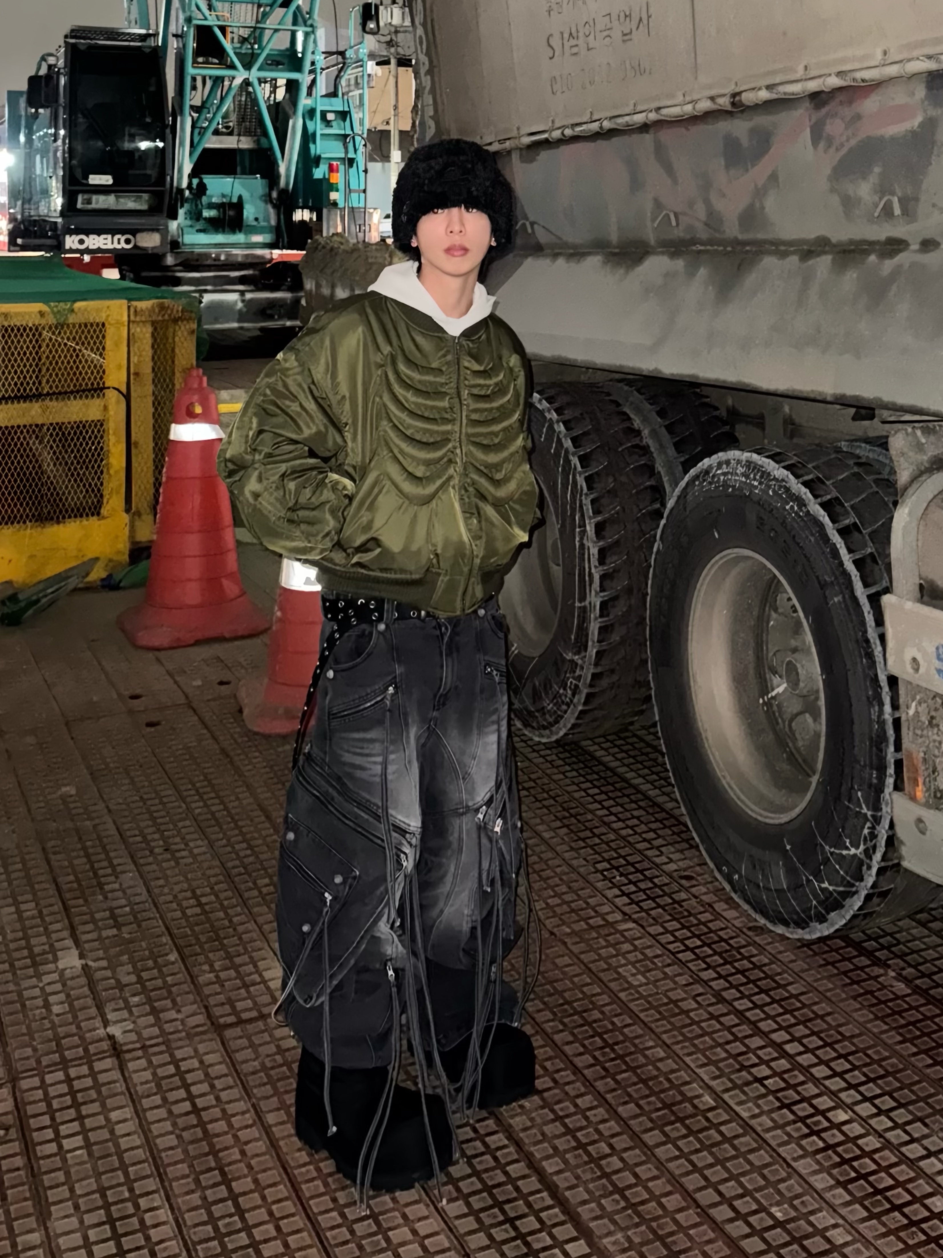 Surgery Bone Embossing Ma1 Khaki, Surgery Oblique Cargo Jeans Black Denim 착용 스타일 - 3