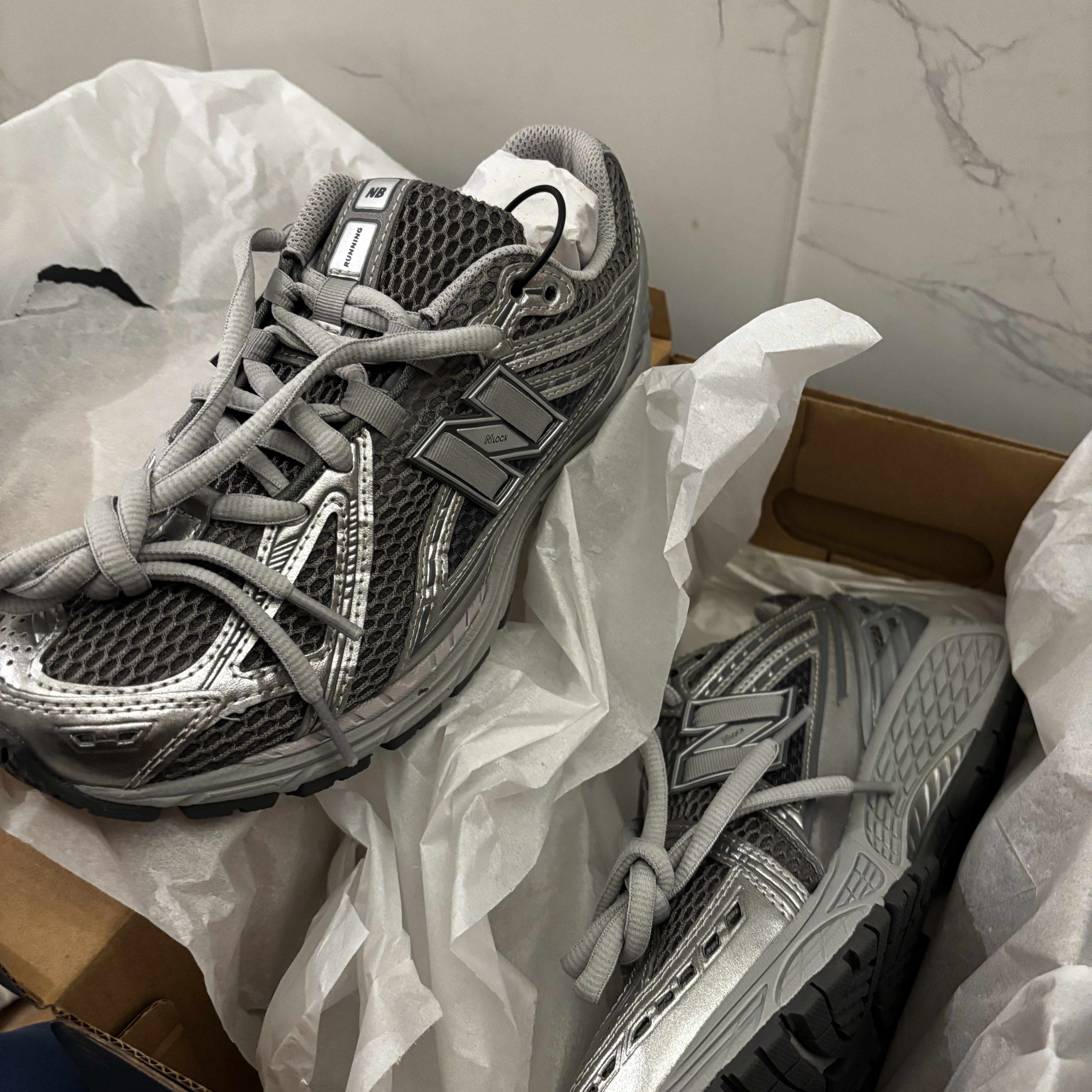 New Balance 1906R Harbor Grey Silver Metalic 착용 스타일 - 1