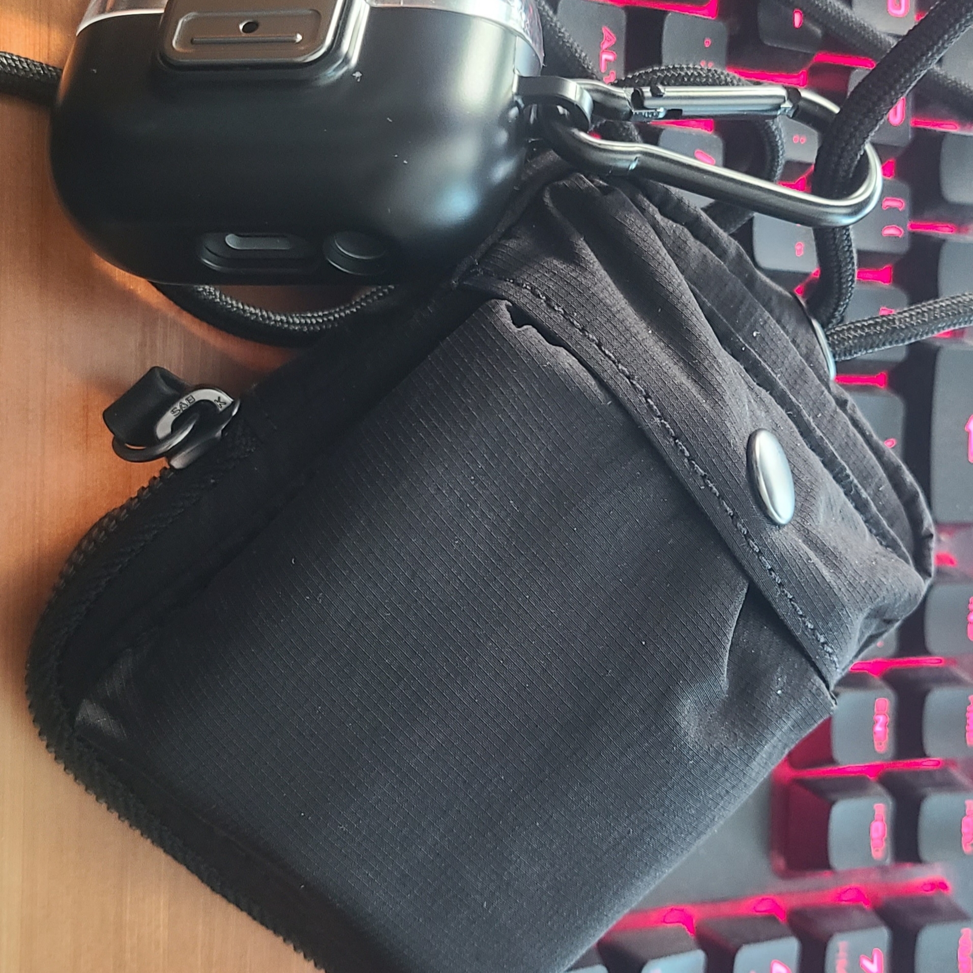 COS Mini Crossbody Pouch Nylon Black 착용 스타일 - 1