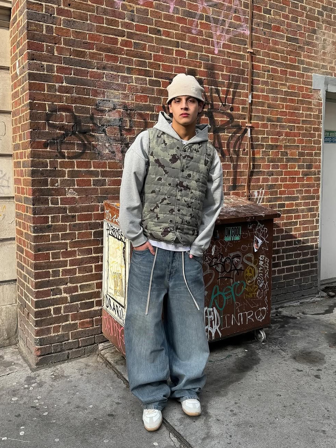 Volcom Costamesa Adress Overfit Hood Ice Grey, Auralee Selvedge Faded Heavy Denim Wide Pants Faded Indigo 착용 스타일 - 2