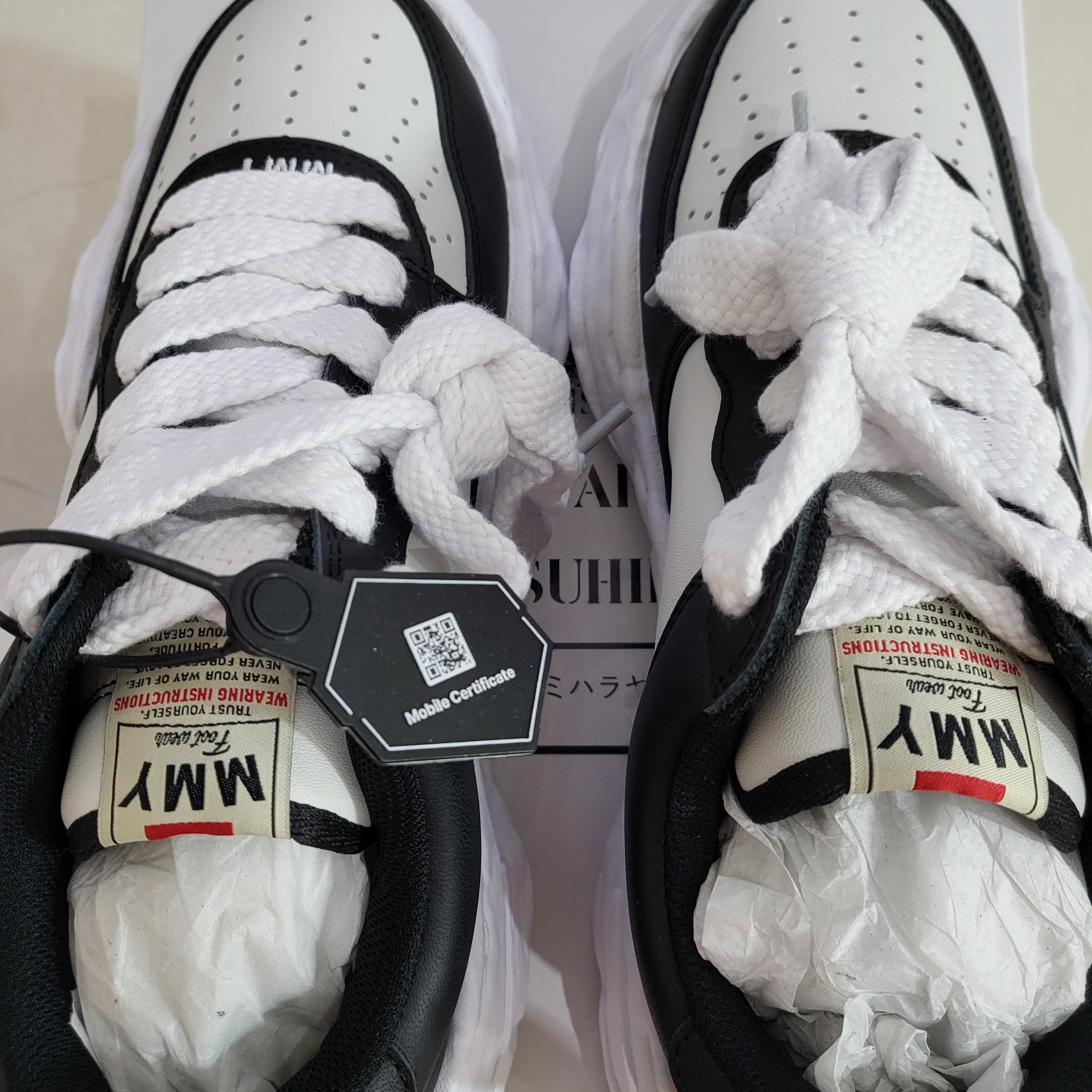 Maison Mihara Yasuhiro Wayne OG Sole Leather Low-top Sneakers Black White 착용 스타일 - 2