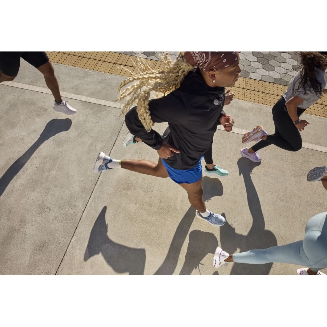 Hoka Bondi 9 Drizzle Downpour - Wide, Hoka Bondi 9 Luna Moth Blue Spark - Regular 착용 스타일 - 3