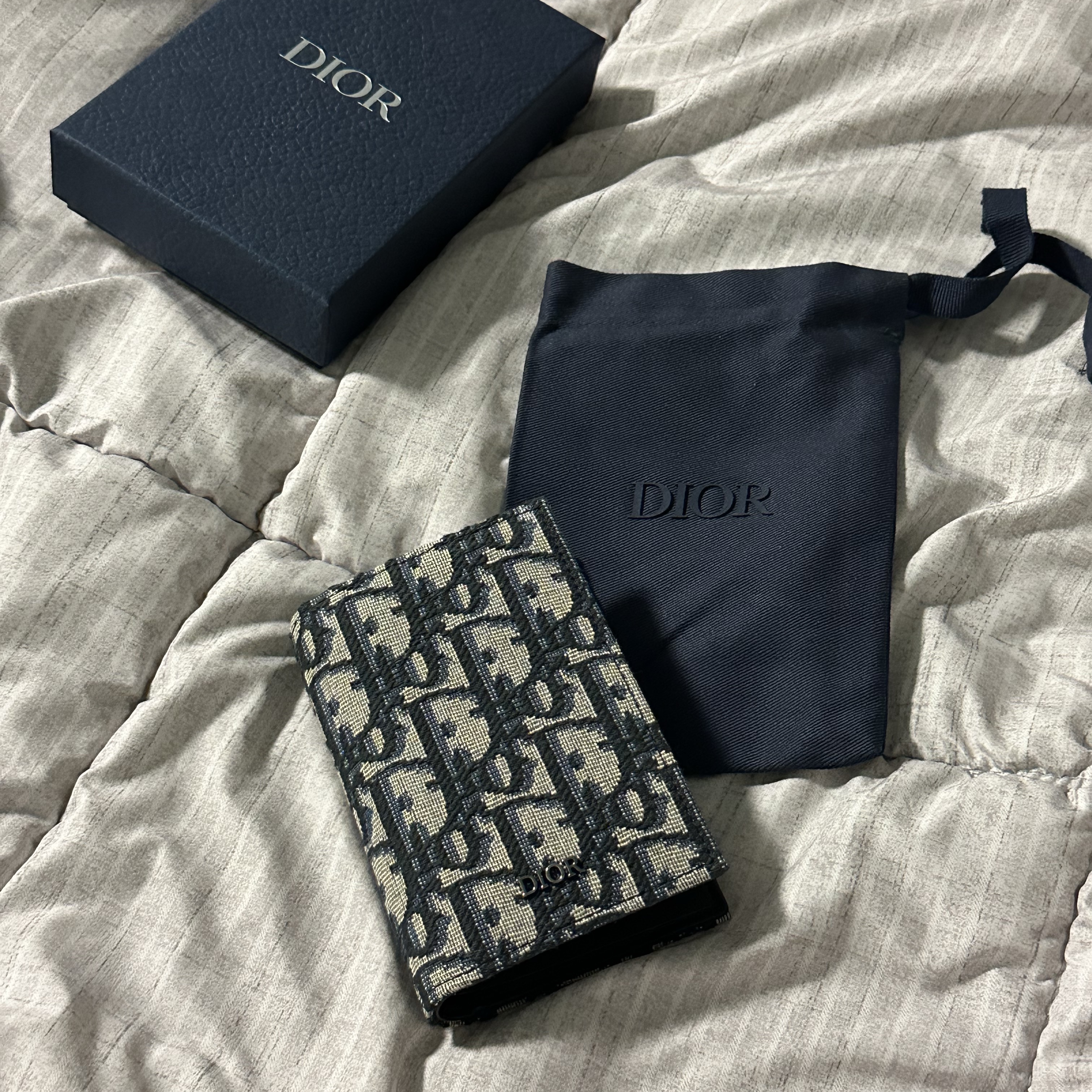 Dior Bi-Fold Card Holder Beige & Black Dior Oblique Jacquard 착용 스타일