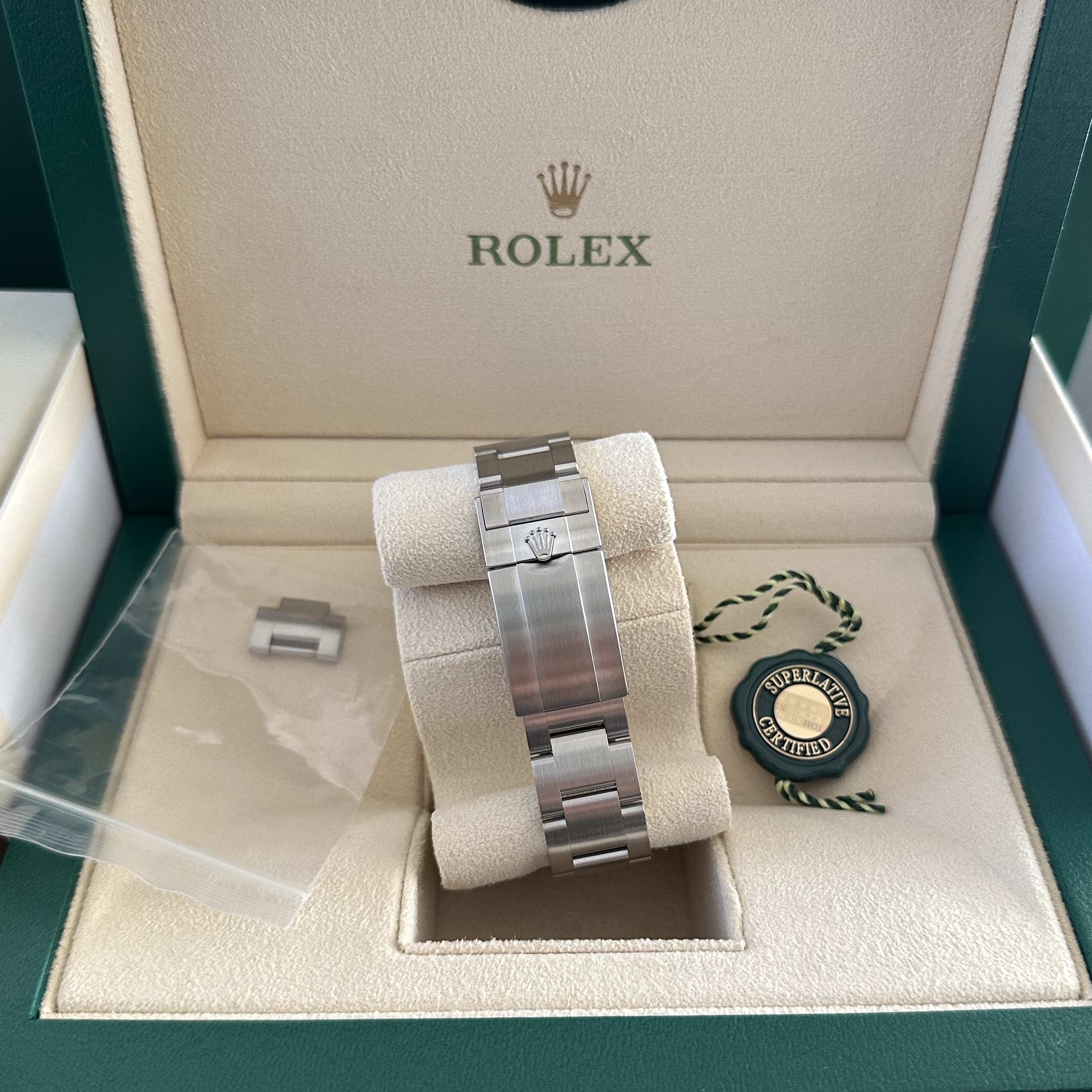 Rolex Explorer 40mm 224270 Black Oyster 착용 스타일 - 6