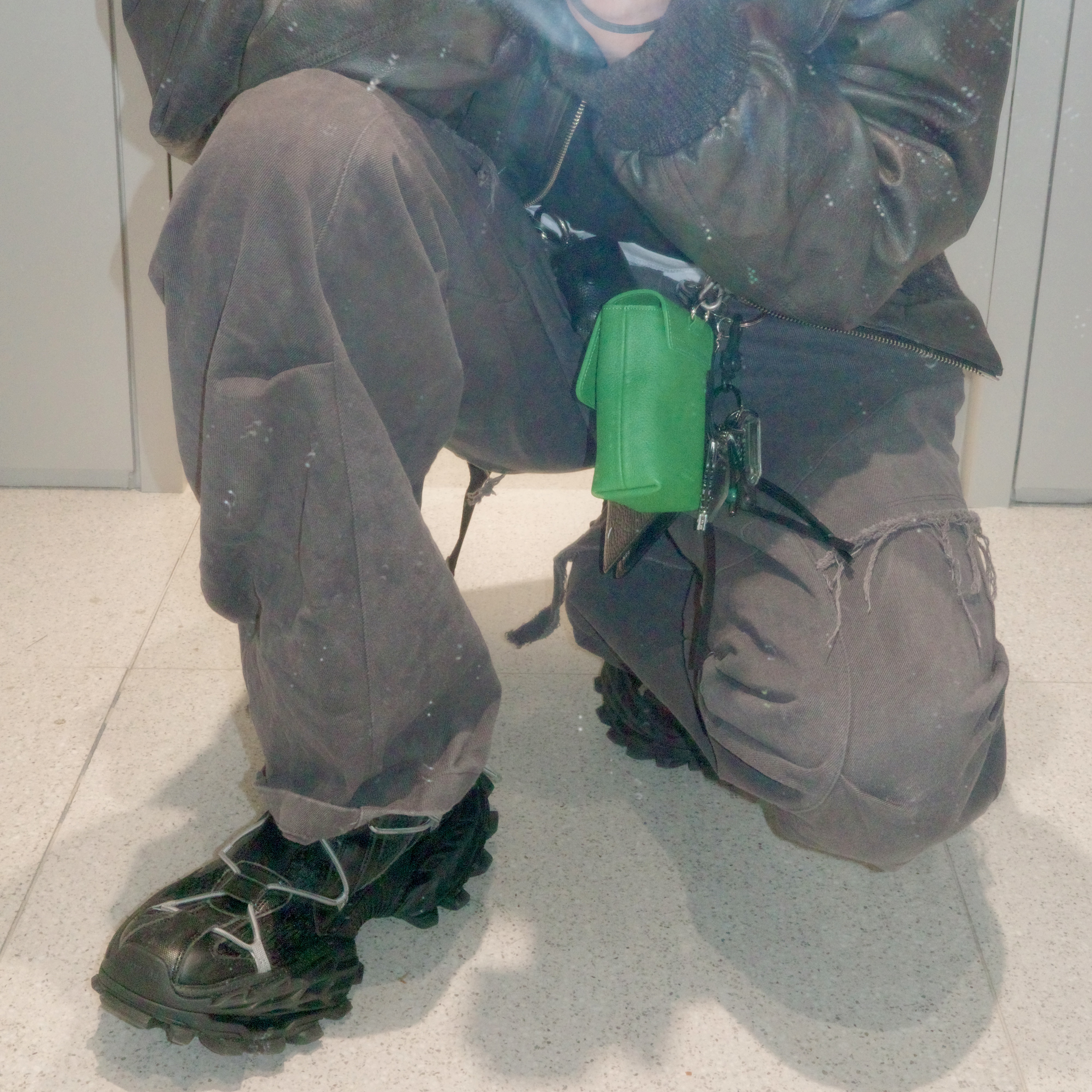 Full of Ssun Gunpocket Leather Jacket Grey, Maison Margiela Keyring Wallet Black 착용 스타일 - 3