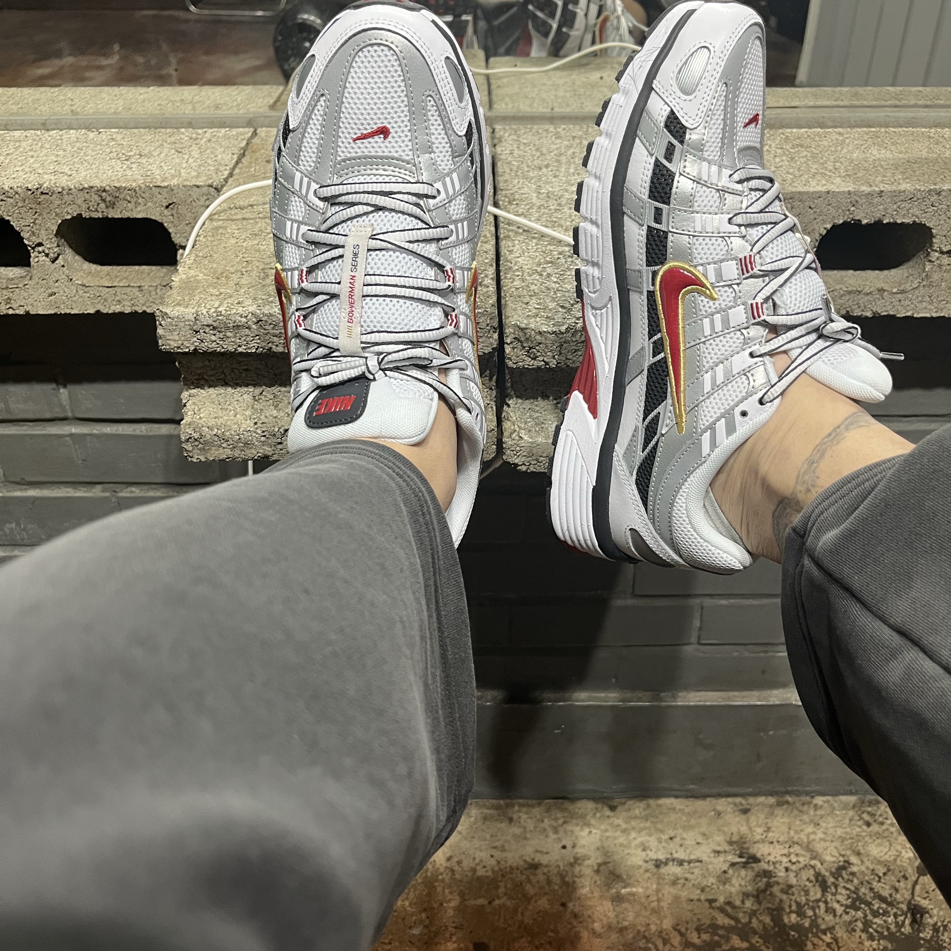 (W) Nike P-6000 Metallic Silver Red 착용 스타일 - 2