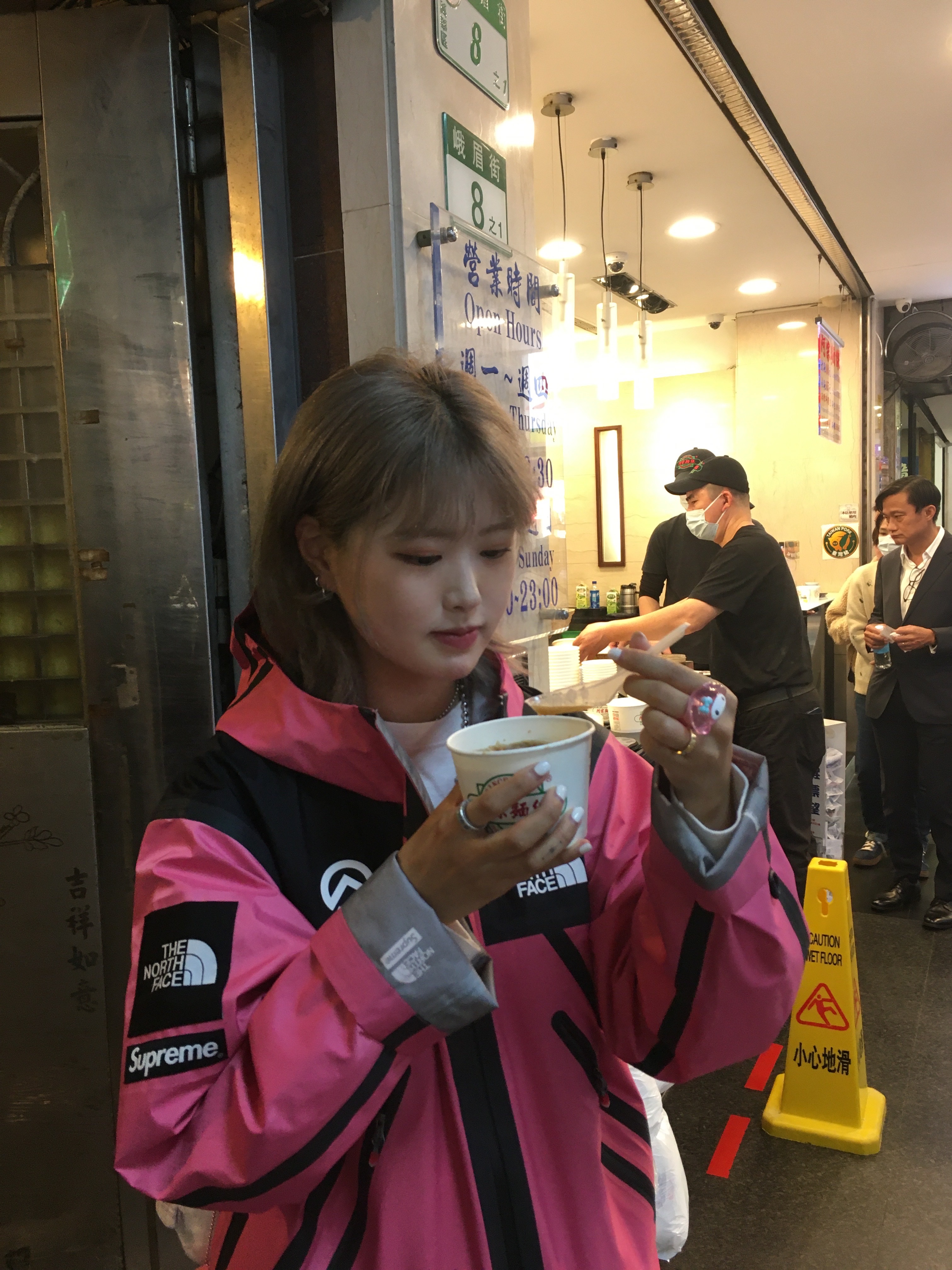 (W) Adidas Gazelle Bold Pink Glow Victory Blue, Supreme x The North Face Summit Series Outer Tape Seam Jacket Pink - 21SS 착용 스타일 - 4