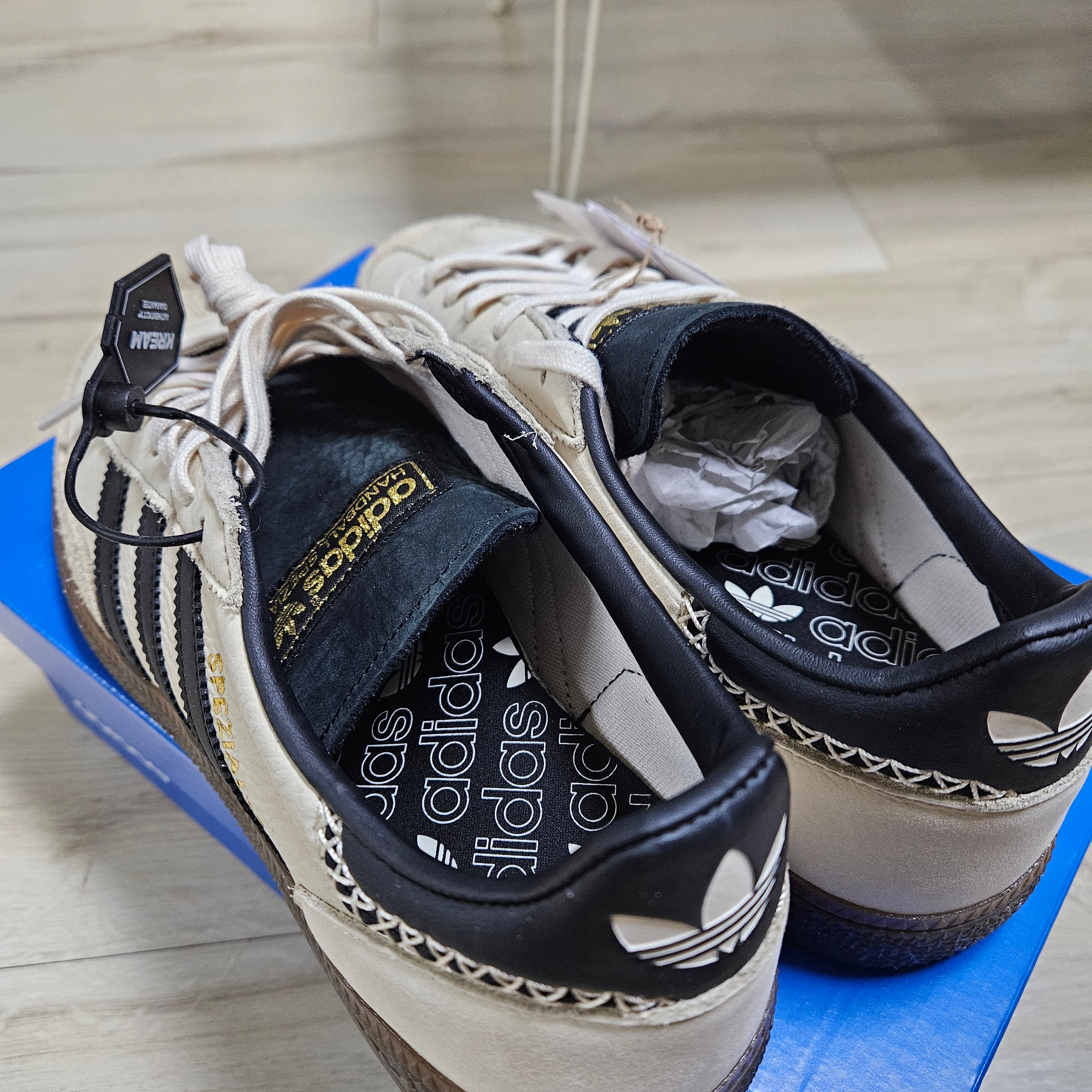 (W) Adidas Spezial Handball Wonder White Core Black 착용 스타일 - 2