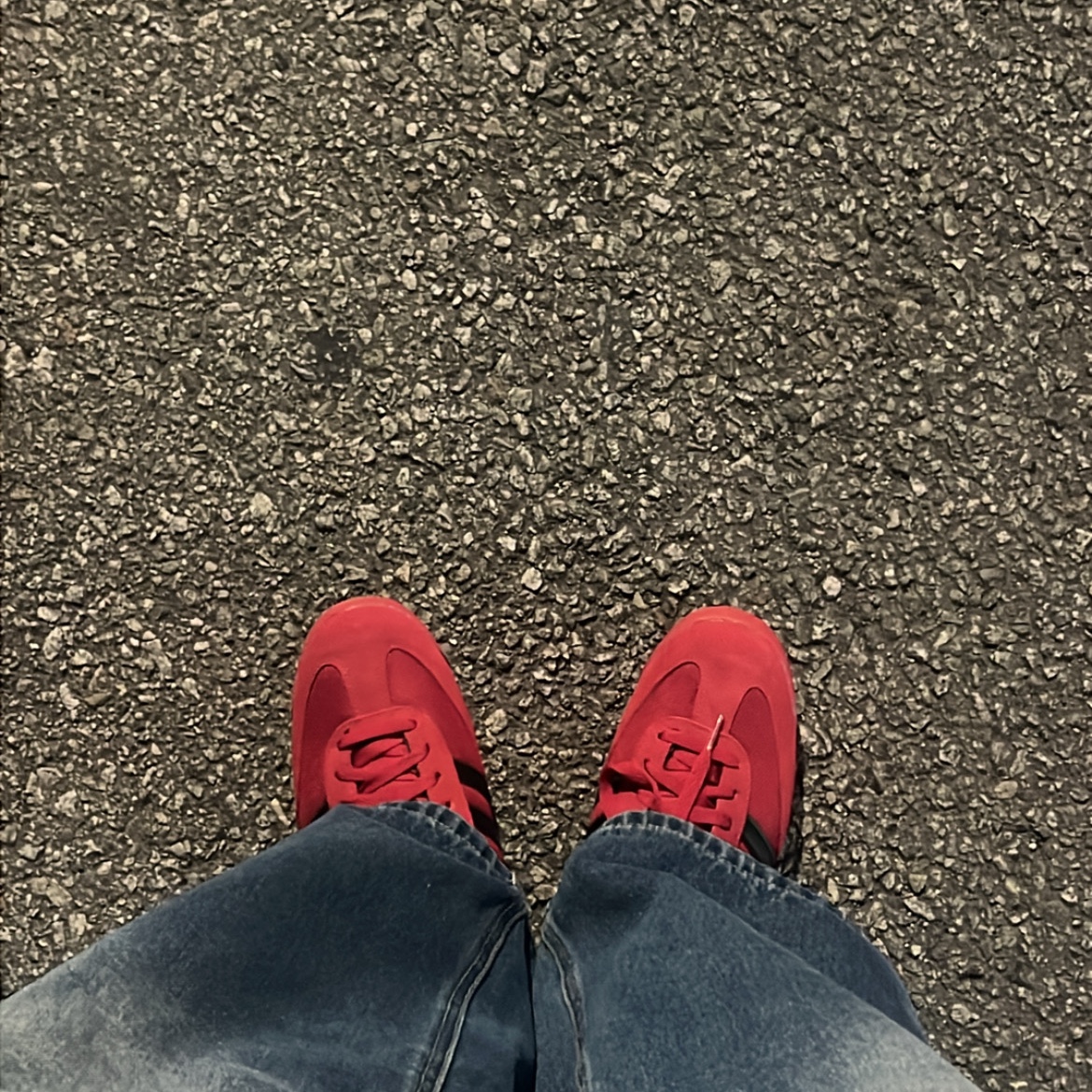 Adidas R71 Team Victory Red Core Black 착용 스타일